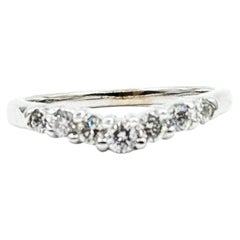 Anillo de banda con contorno de diamantes en oro blanco de 14k