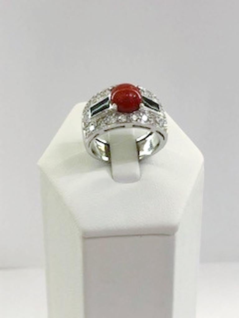 Taglio brillante Anello in platino con diamante, corallo e onice in vendita