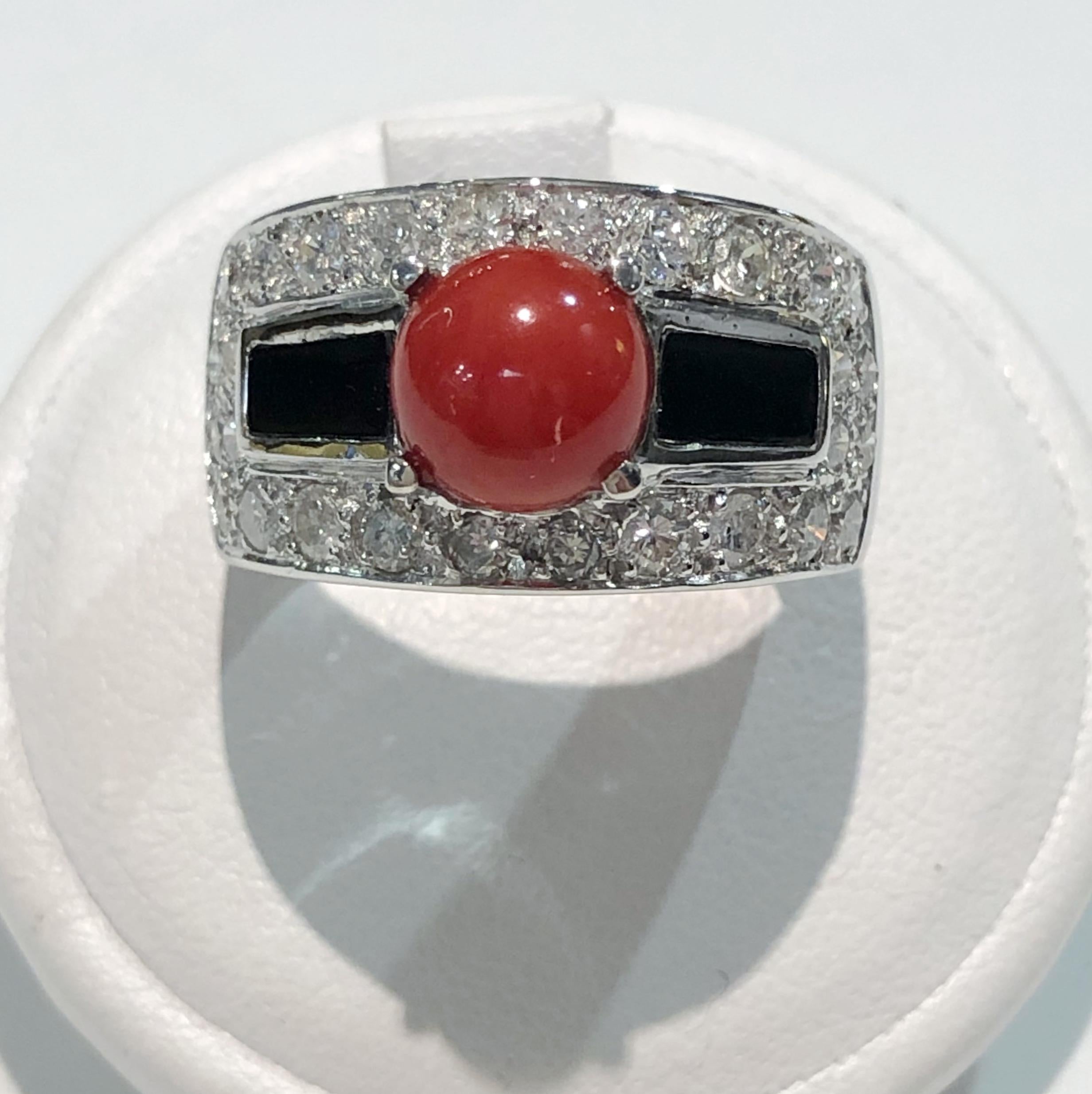 Anello vintage in platino con corallo, onice nera e diamanti, Italia anni '60-'70
Anello misura US 5