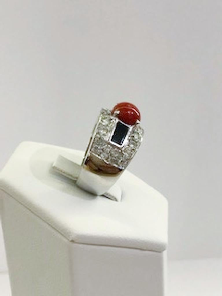 Anello in platino con diamante, corallo e onice In condizioni buone in vendita a Los Angeles, CA