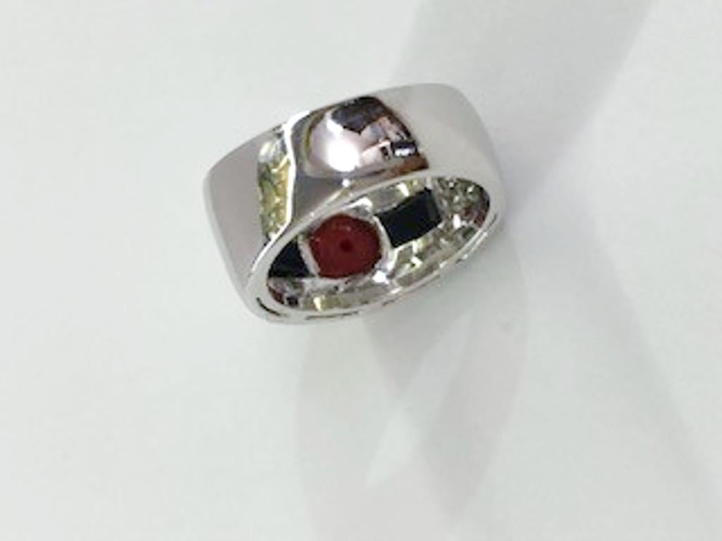 Anello in platino con diamante, corallo e onice in vendita 1