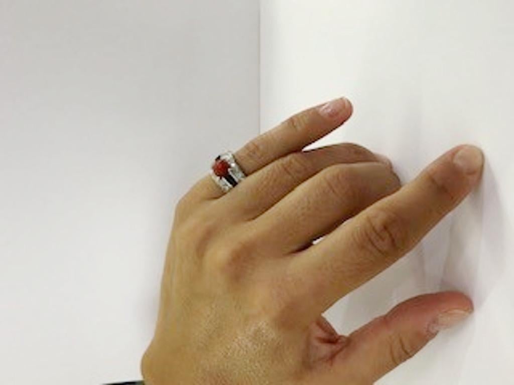 Anello in platino con diamante, corallo e onice in vendita 2