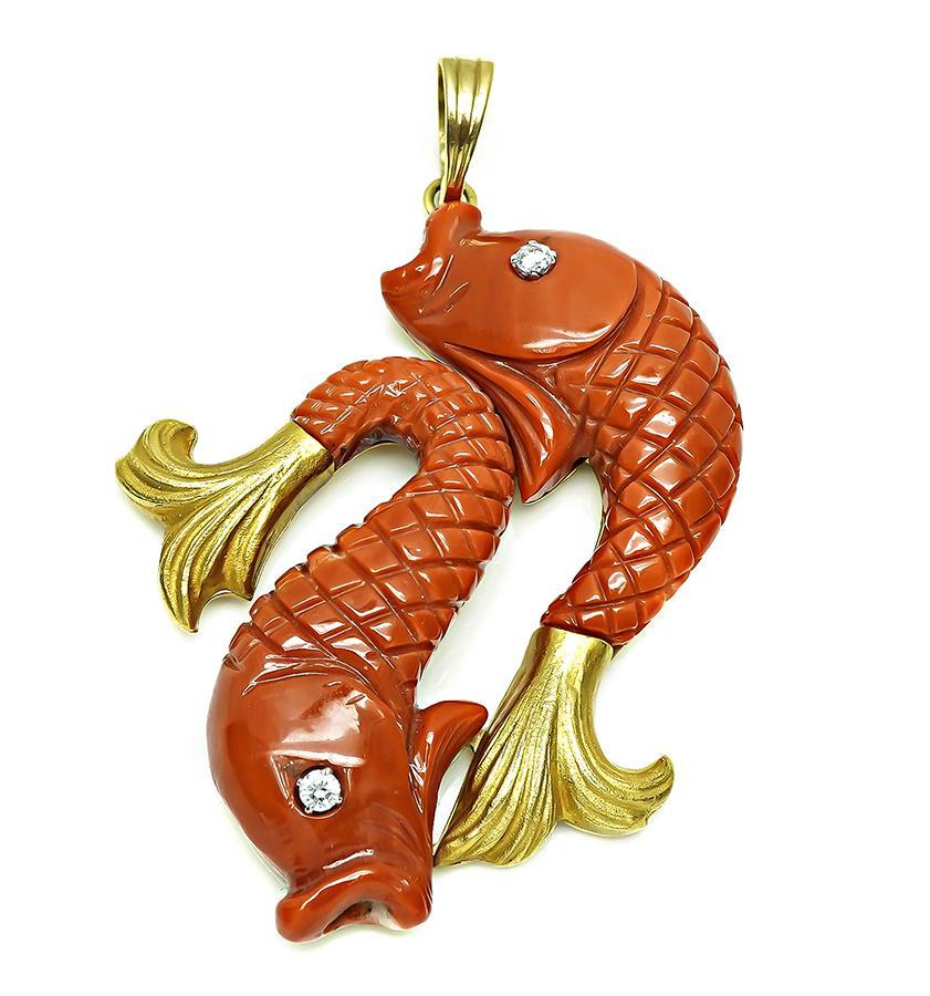 Dies ist eine fabelhafte 18k Gelbgold geschnitzt Korallen Koi Fisch Anhänger. Der Anhänger wird durch funkelnde Diamanten im Rundschliff akzentuiert. Der Anhänger misst 63 mm x 40 mm und wiegt 21,6 Gramm. Der Anhänger ist mit 750 gestempelt.