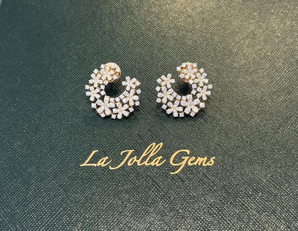 Taille ronde Boucles d'oreilles croissantes en or jaune 18 carats avec motif de fleurs en vente