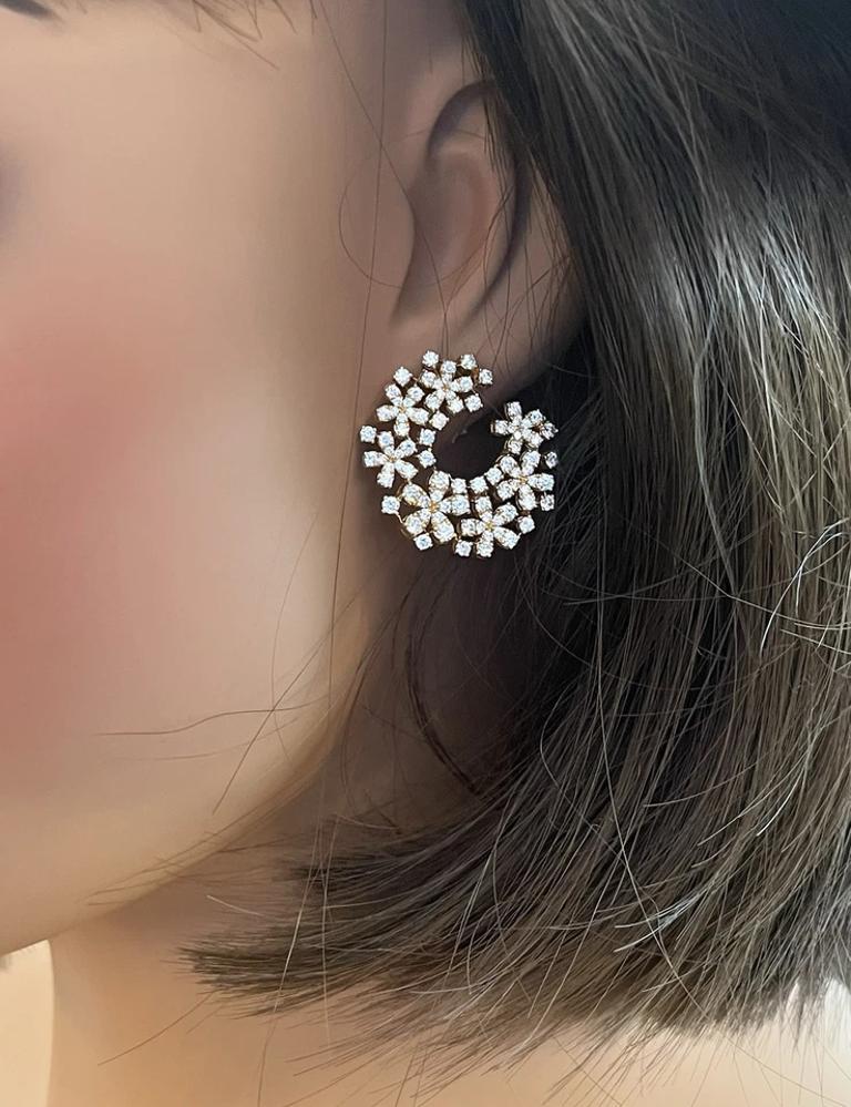 Boucles d'oreilles croissantes en or jaune 18 carats avec motif de fleurs Excellent état - En vente à La Jolla, CA