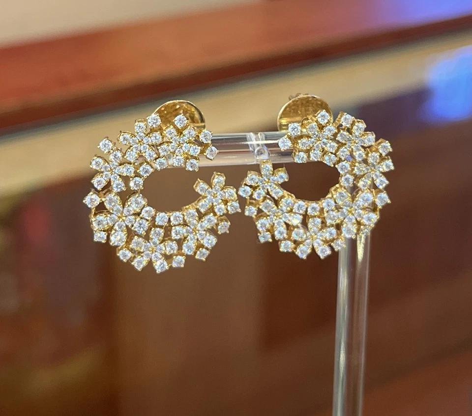 Boucles d'oreilles croissantes en or jaune 18 carats avec motif de fleurs Pour femmes en vente