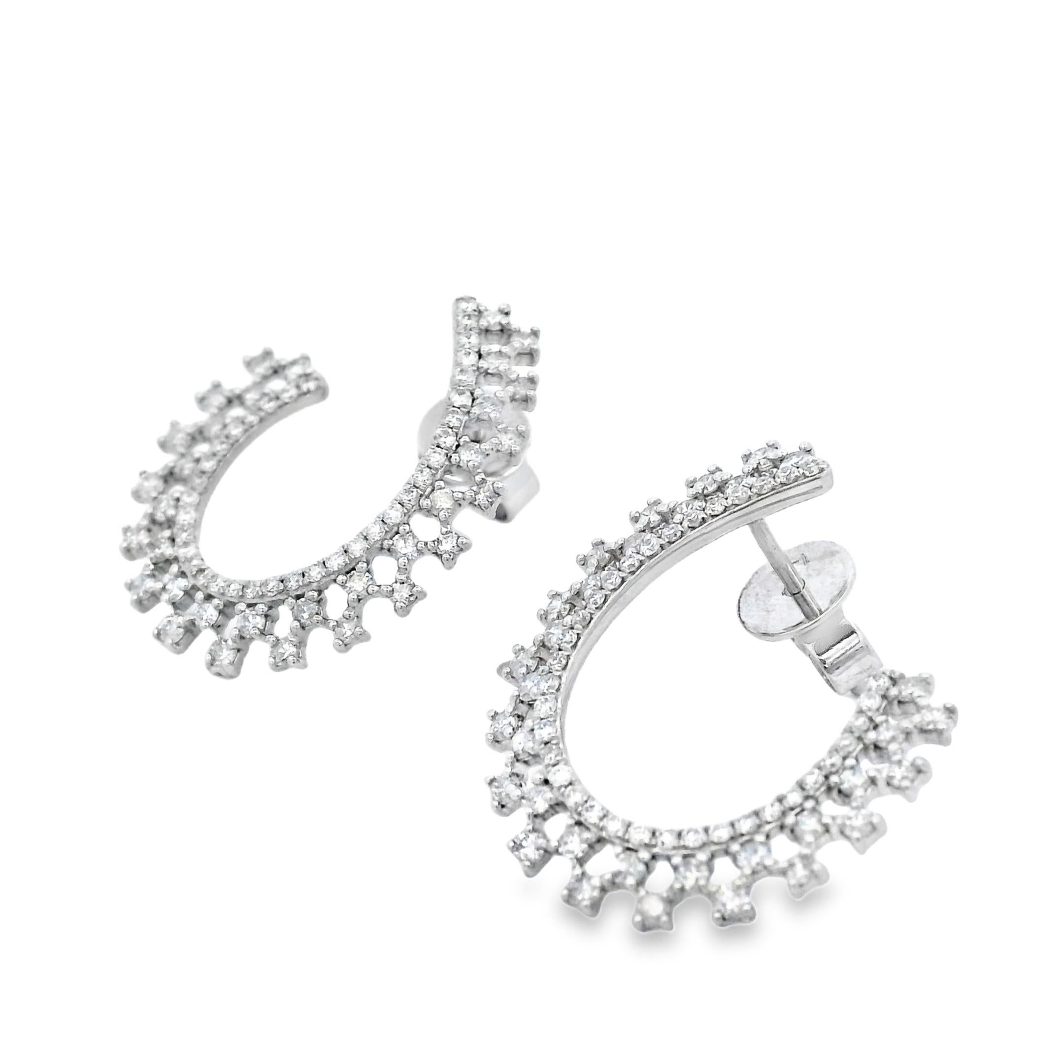 Pendientes de aro de media luna de diamantes en oro blanco de 14 quilates 0,75 ct total Corte redondo en venta