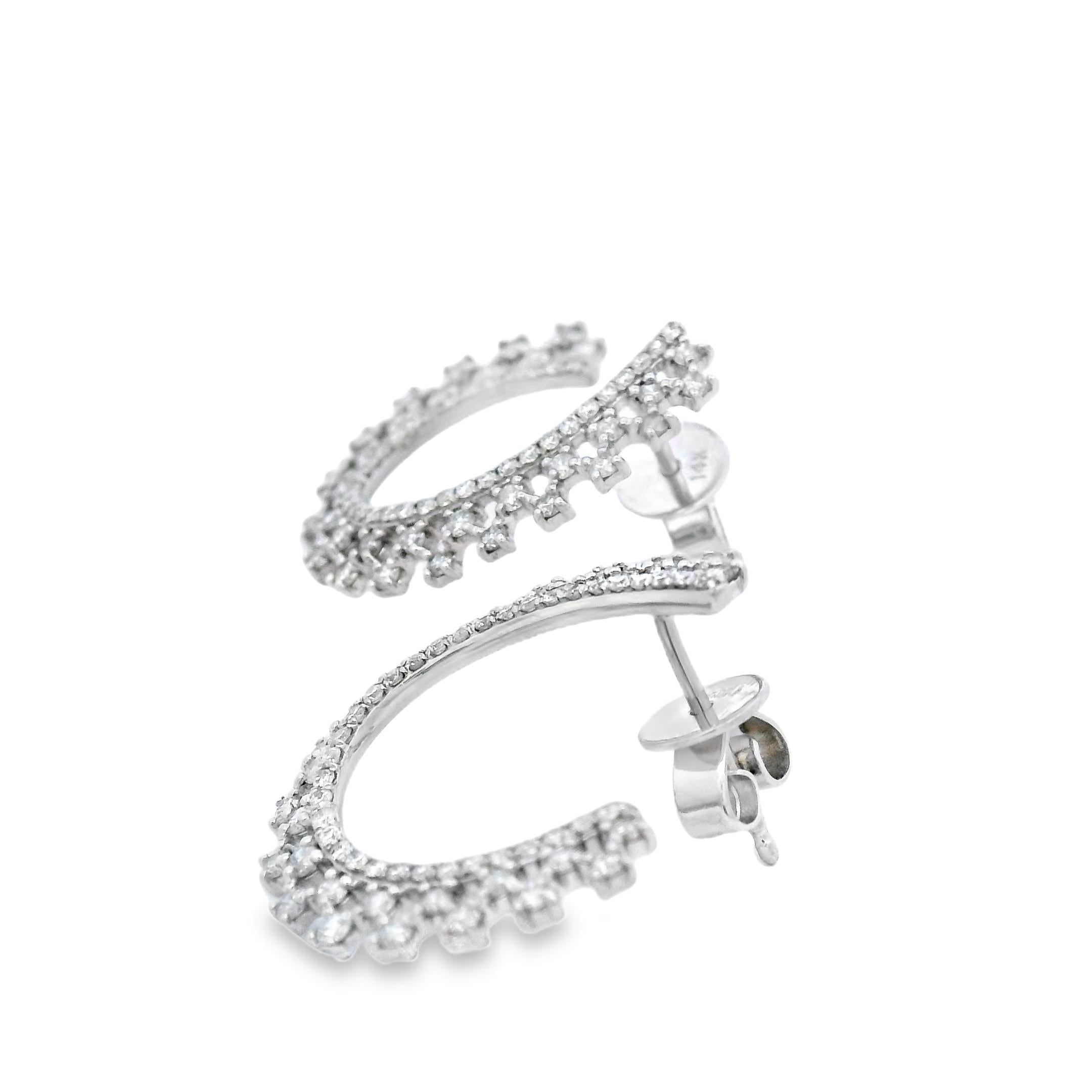 Pendientes de aro de media luna de diamantes en oro blanco de 14 quilates 0,75 ct total en Nuevo estado para la venta en New York, NY