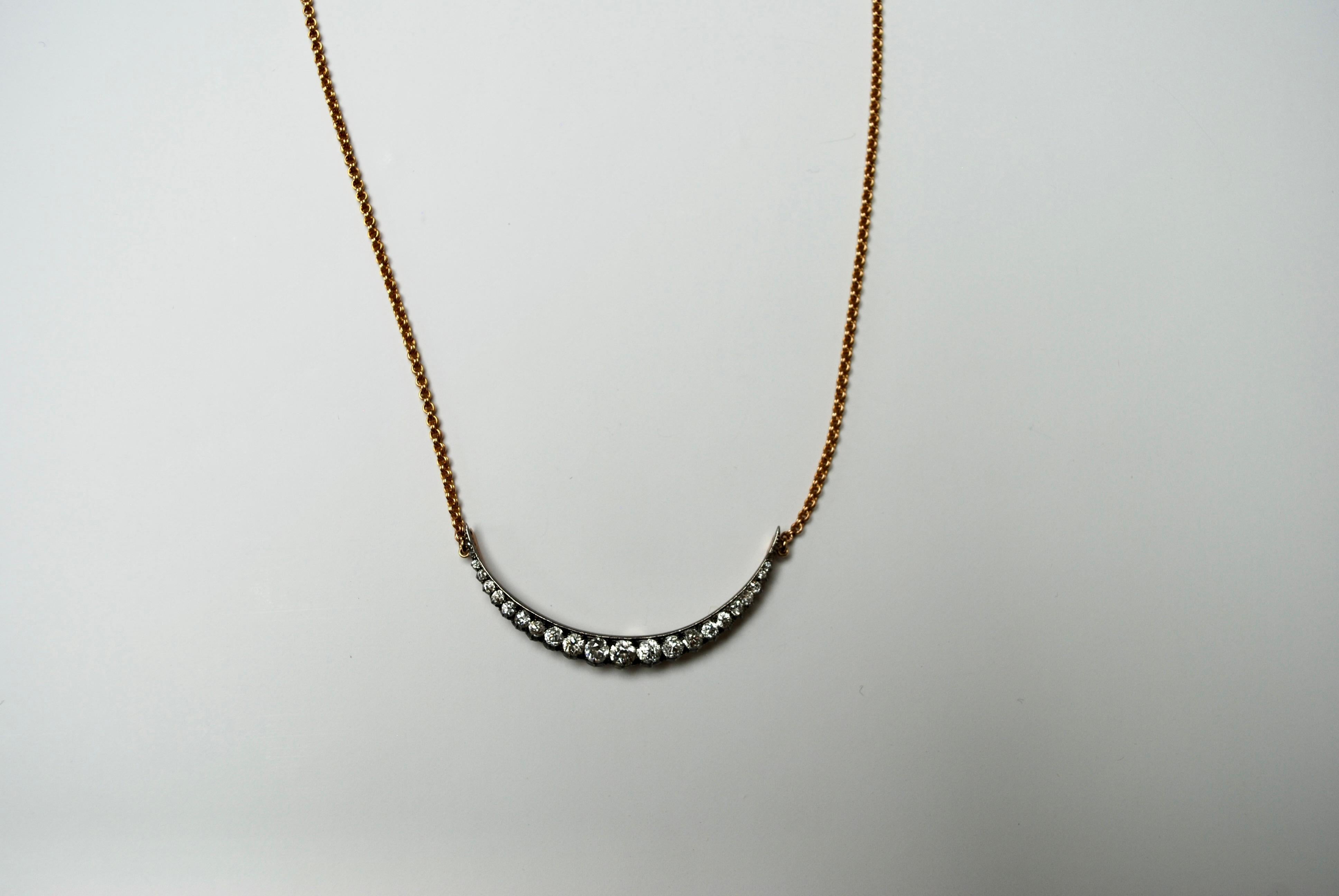 Diamond Crescent necklace In Good Condition For Sale In London, GB
