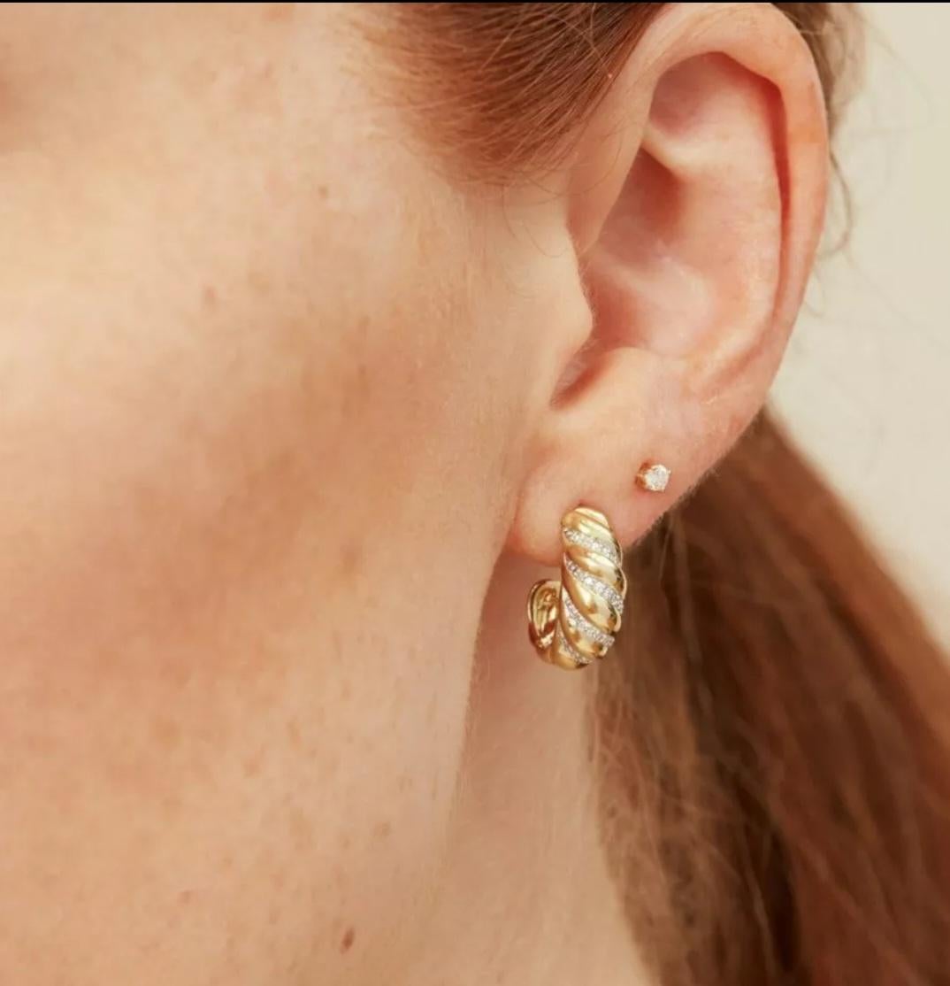 Diamond Croissant Hoop Earring 14k Solid Gold Twisted Dome Open Hoop Earrings

Metal
Yellow Gold
Diamond Weight
0.132 ctw Approx
Base Metal
Gold
Item Length
15.70 mm Approx
Main Stone Colour
White
Main Stone
Diamond
Closure
Butterfly
Hoop Width
6.05