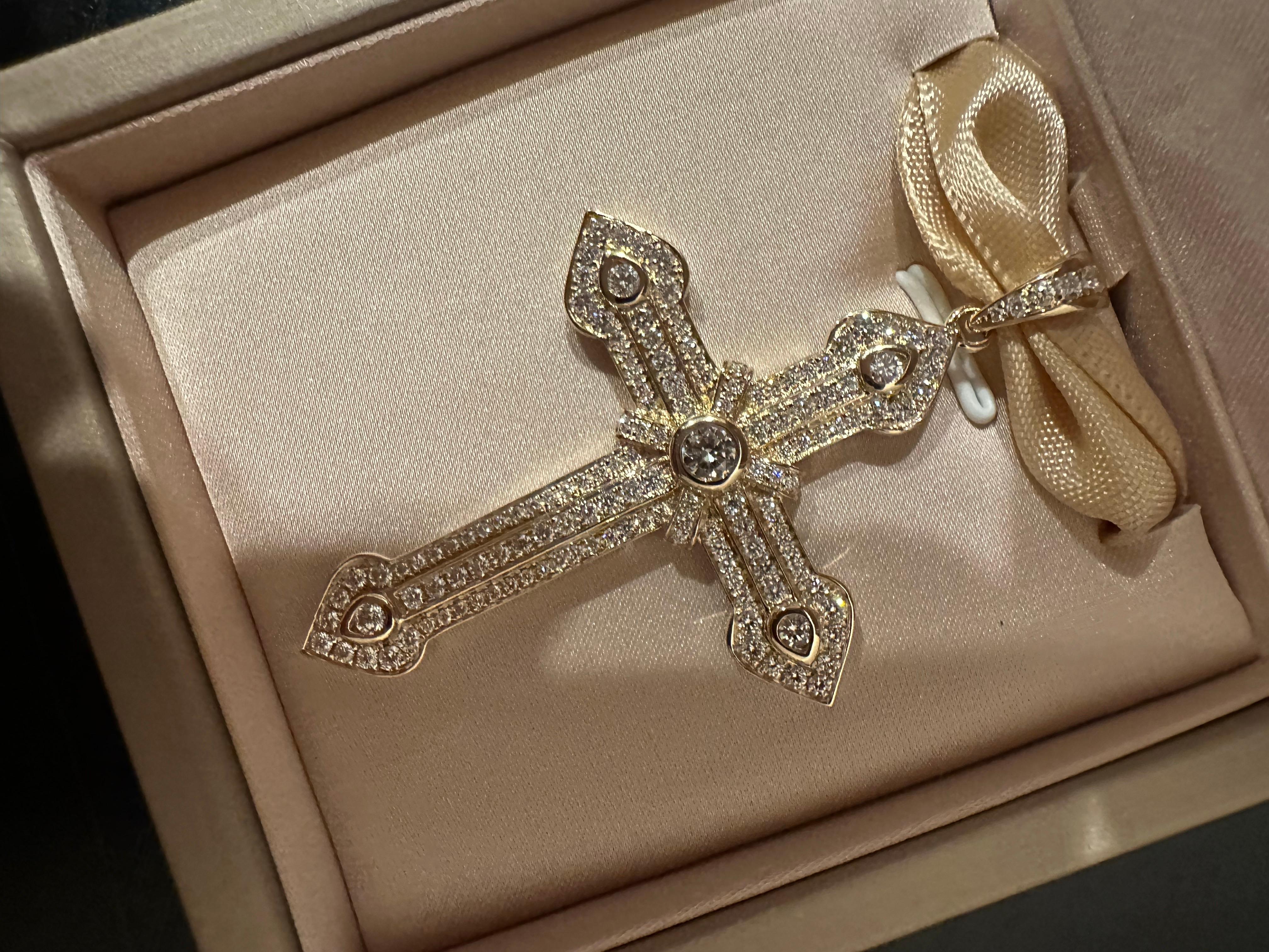 Gut gemacht und handgefertigte große Kreuz in 14KT Gelbgold, VS Diamanten, 2,5 Zentimeter lang Kreuz mit verrückten funkelnden! Ein wahres Kunstwerk! 
Einzelheiten:
Diamanten:
Klarheit: VS
Farbe:F
Karat:2
Gewicht: 12 Gramm
Metall: massives 14KT