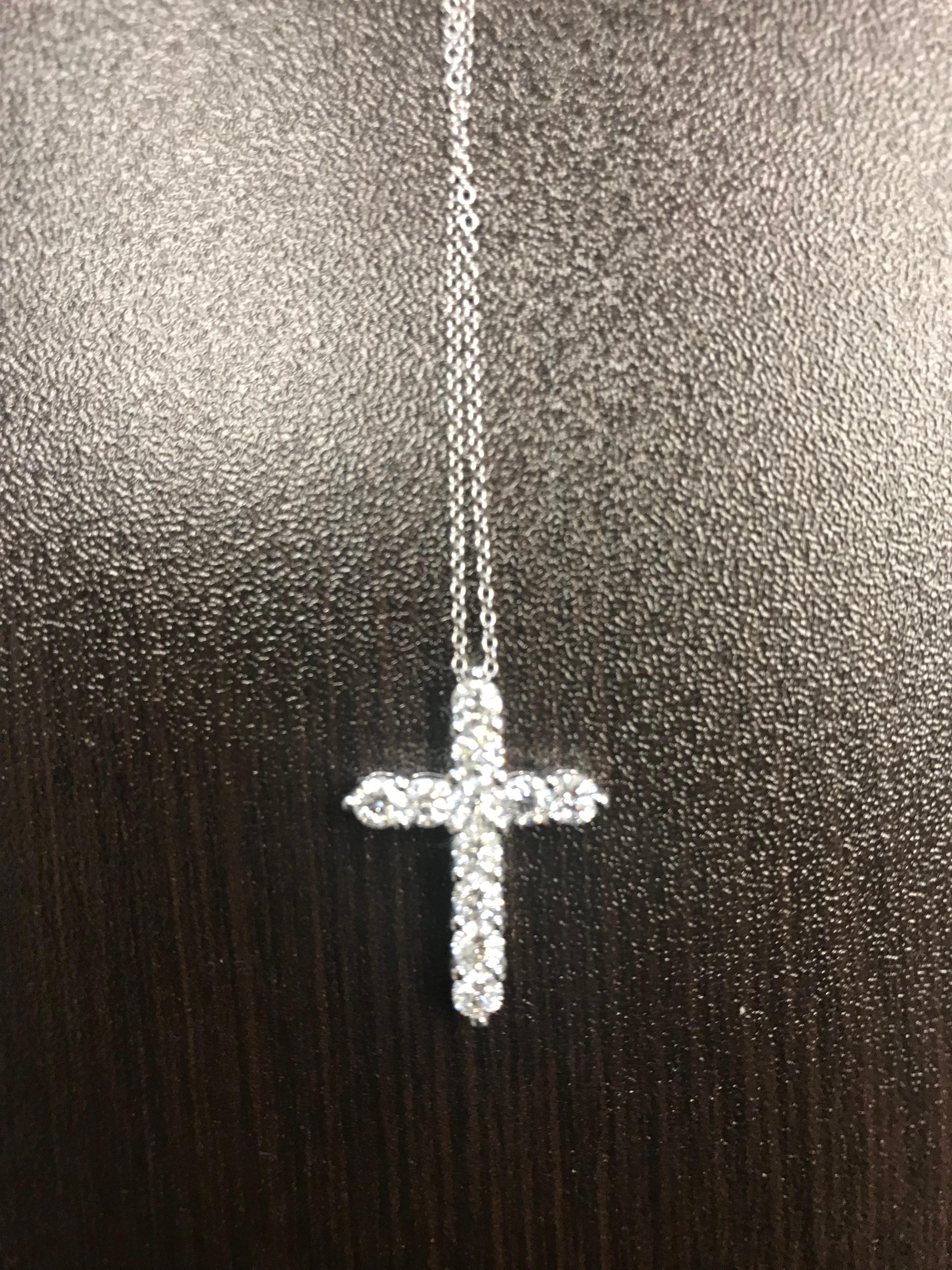 Diamond Cross White Gold Pendant Necklace In Excellent Condition In Great Neck, NY