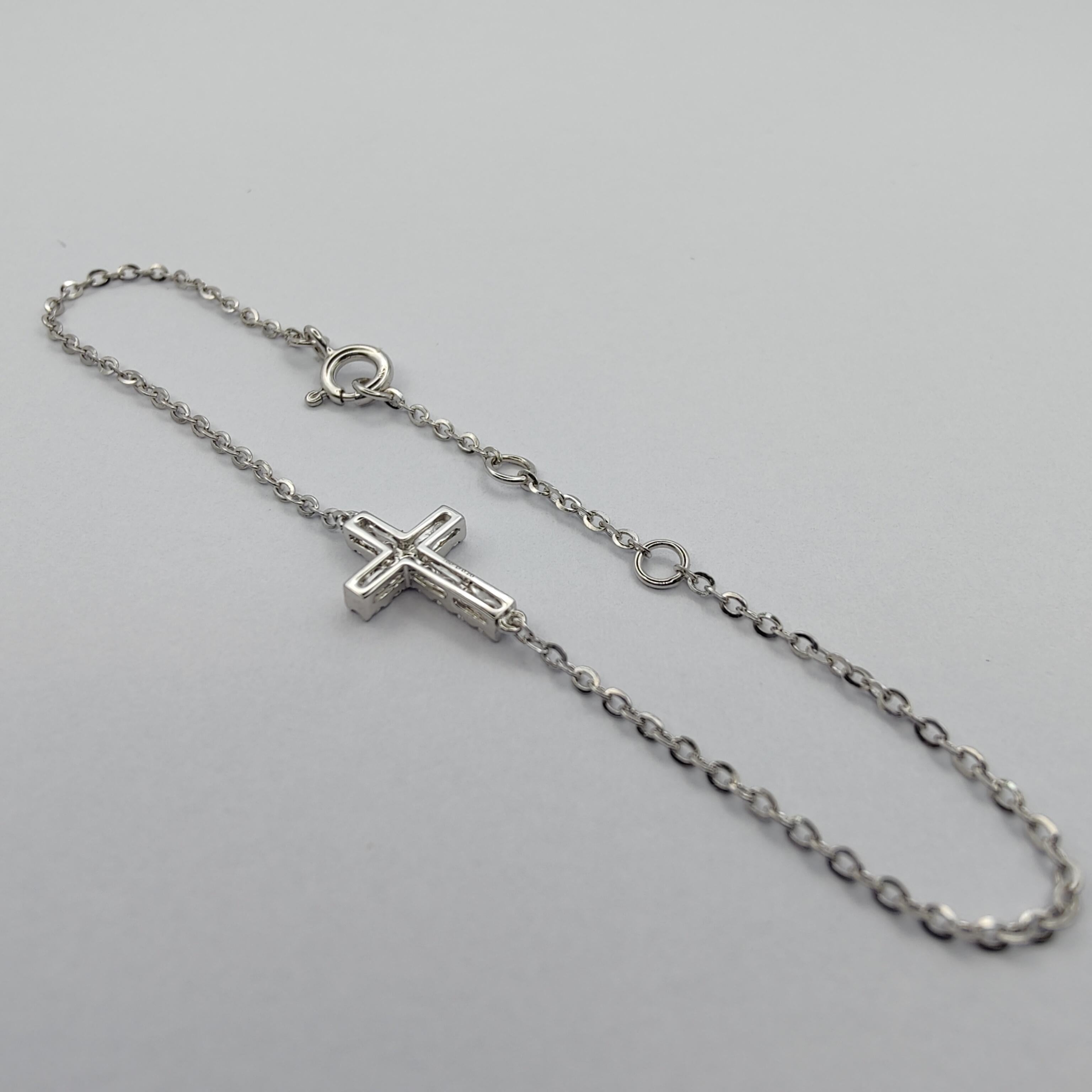 Bracelet croix en or blanc 18 carats et diamants Unisexe en vente