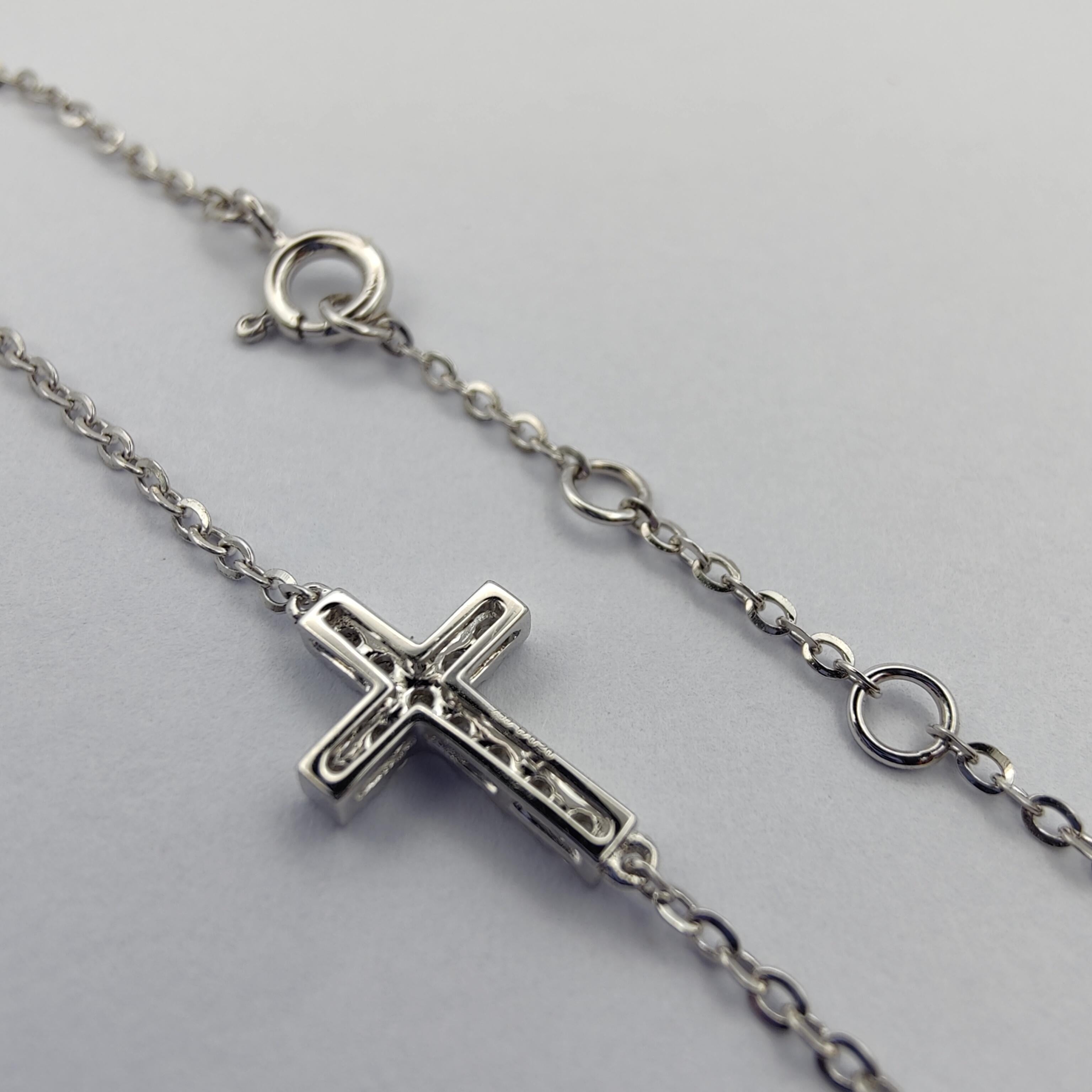 Bracelet croix en or blanc 18 carats et diamants en vente 1