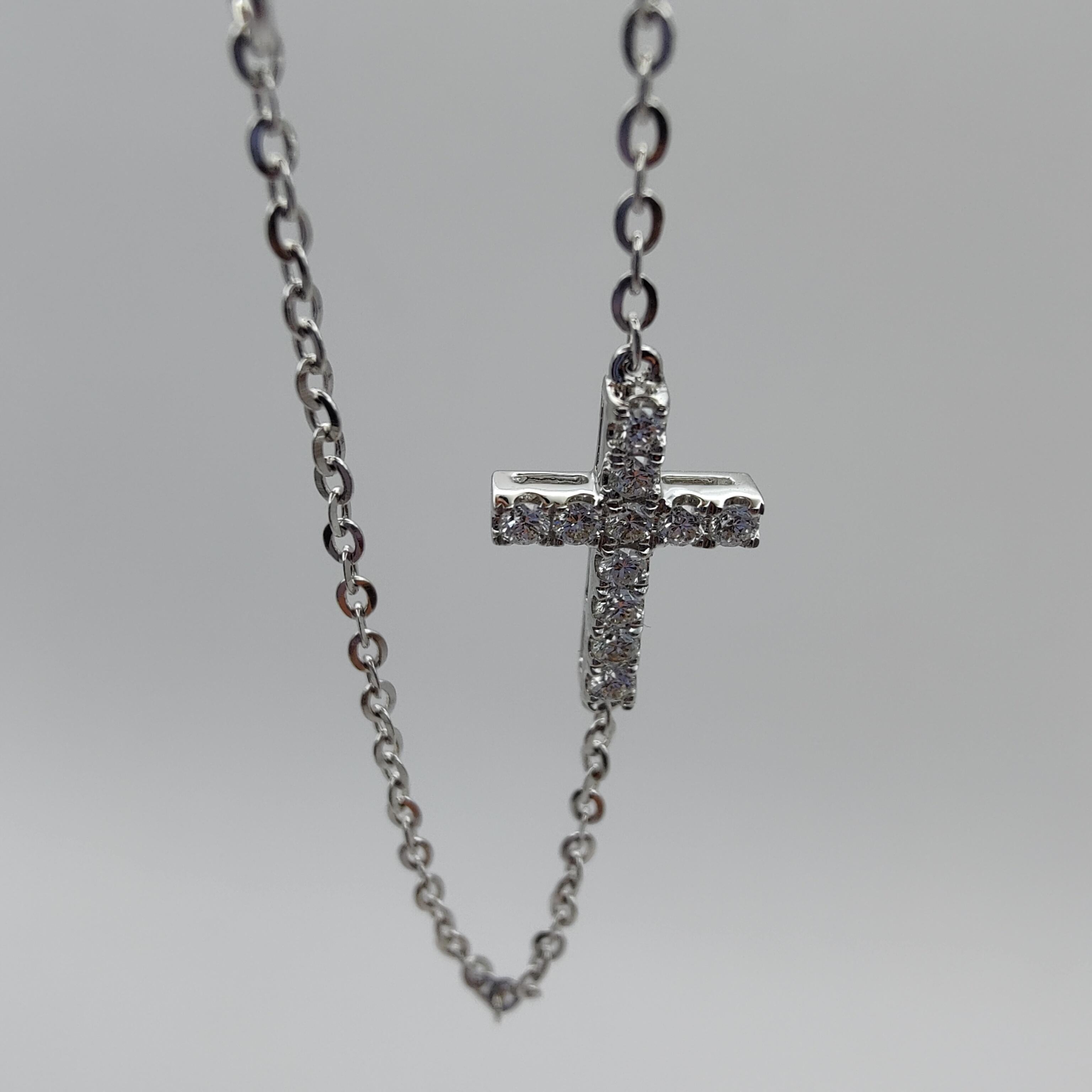 Diamond Cross Bracelet in 18K White Gold In New Condition For Sale In Wan Chai District, HK