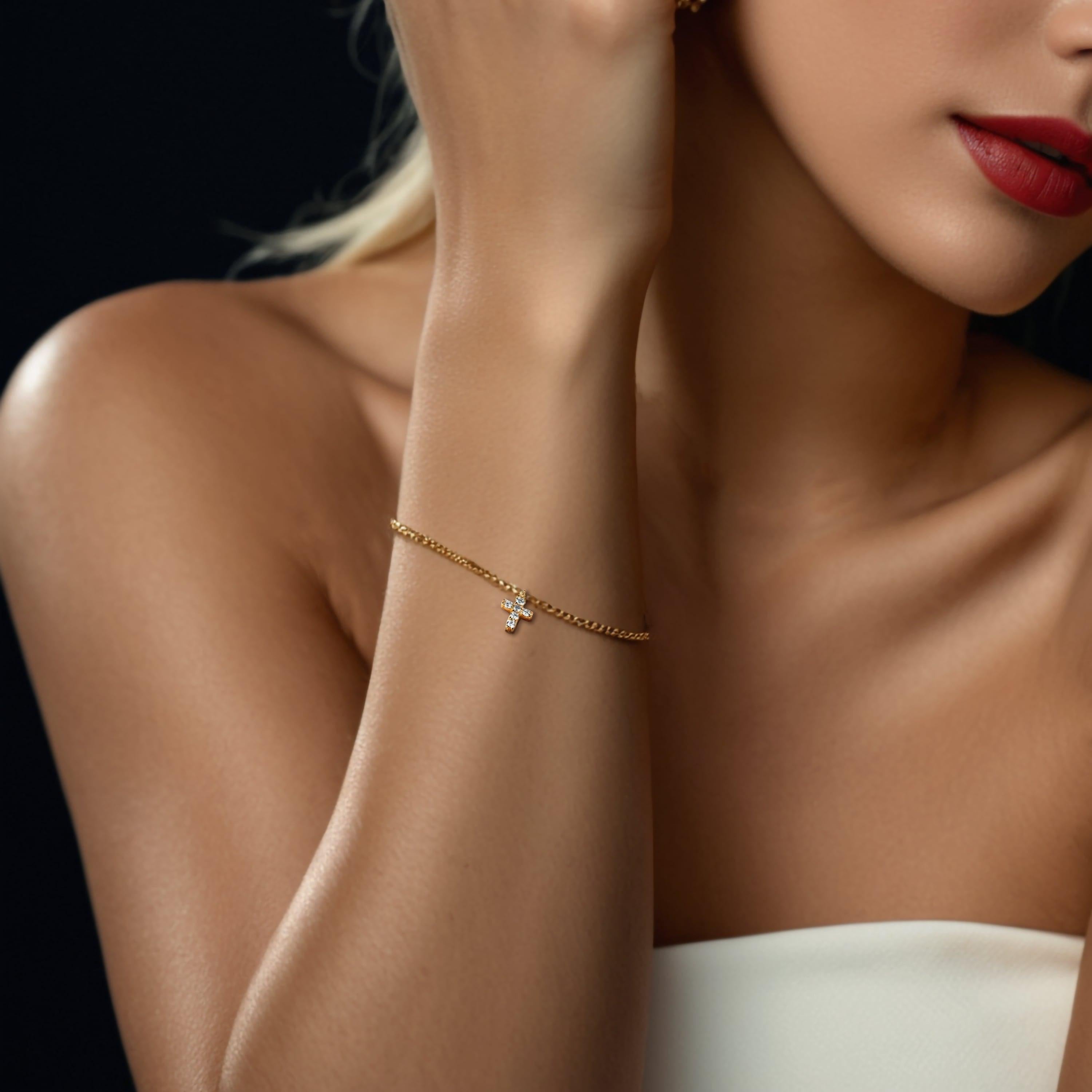 Elegant et significatif, ce bracelet en or jaune 14K Diamond Cross Charm présente une délicate breloque en forme de croix ornée de minuscules diamants étincelants, sertie dans un or 14K chaleureux. Le design minimaliste de la croix ajoute une touche