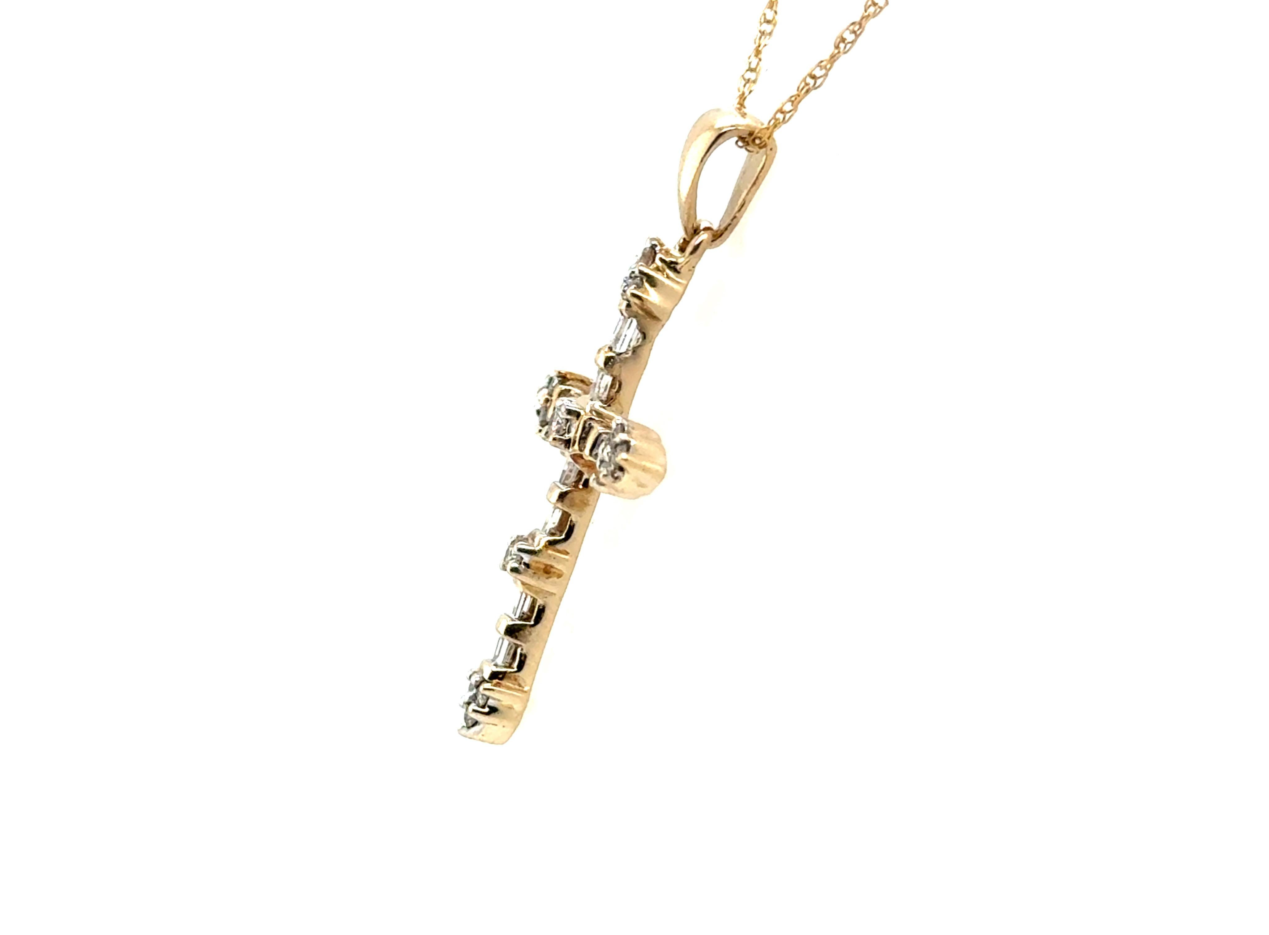 Collana con croce di diamanti e crocifisso in oro giallo, coniato, da 0,25 carati


Tempestato di diamanti rotondi a taglio Brilliante e Baguette

Impostazione classica a croce

Squisitamente realizzato in oro giallo

100 dollari di solo valore