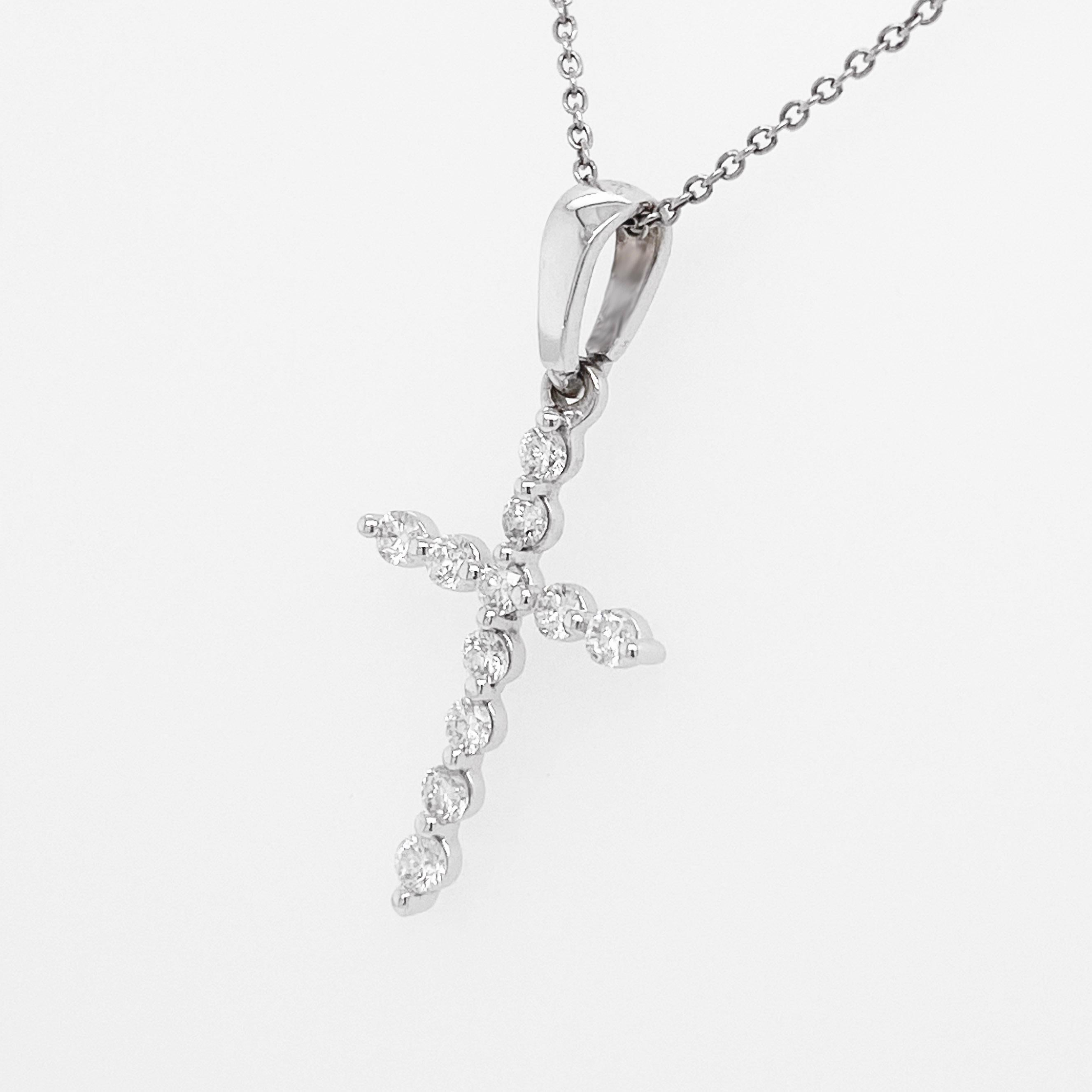 Moderne Collier croix et chaîne en diamants, pendentif et croix en or blanc et diamants en vente