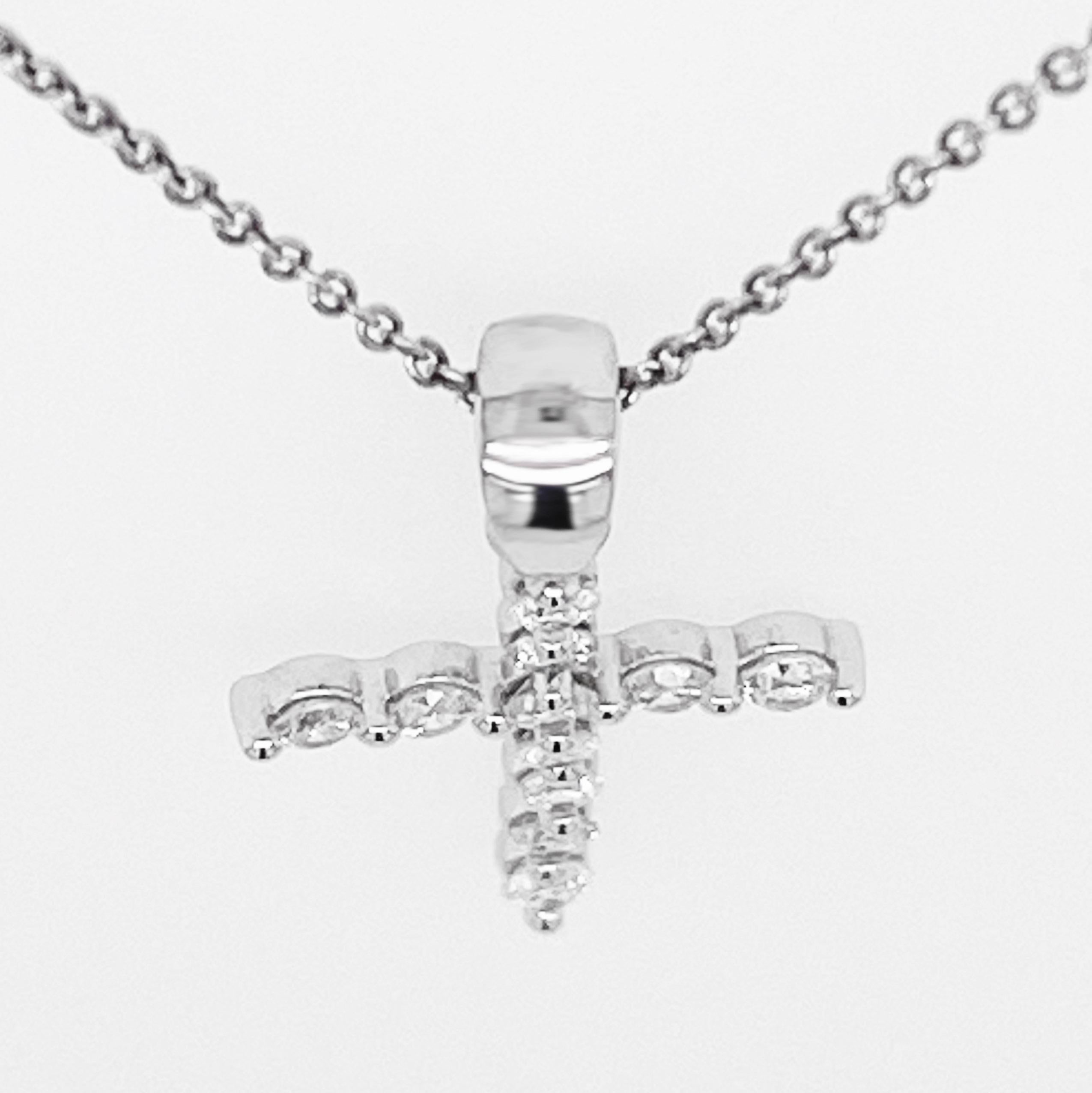 Taille ronde Collier croix et chaîne en diamants, pendentif et croix en or blanc et diamants en vente