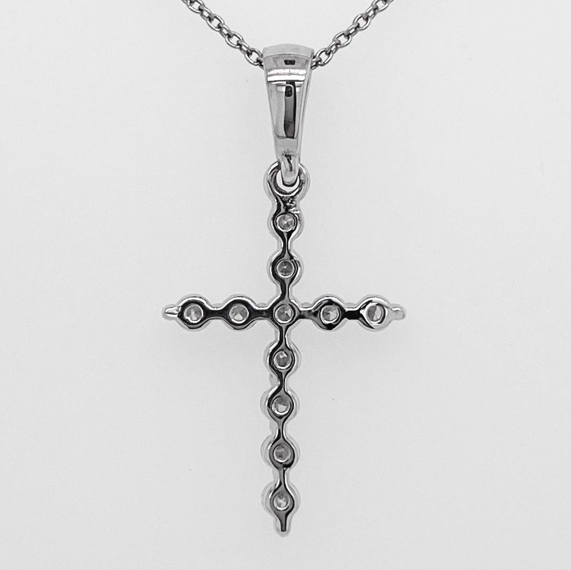 Round Cut Diamond Cross Necklace, White Gold Diamond Cross Pendant and Chain For Sale