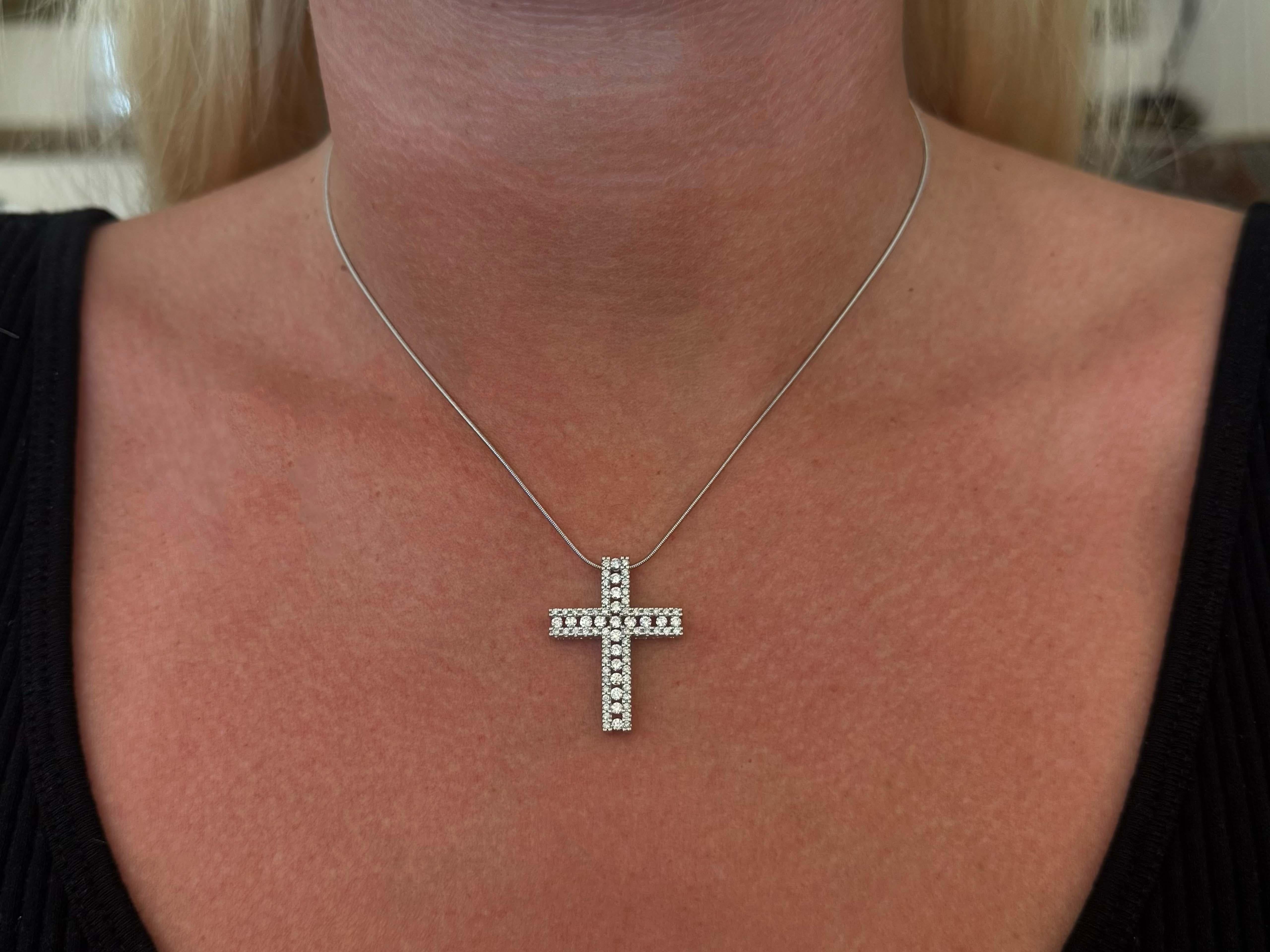 Specifiche dell'articolo:

Metallo della collana: Oro bianco 18k

Peso totale: 6.2 grammi

Lunghezza della catena: 16