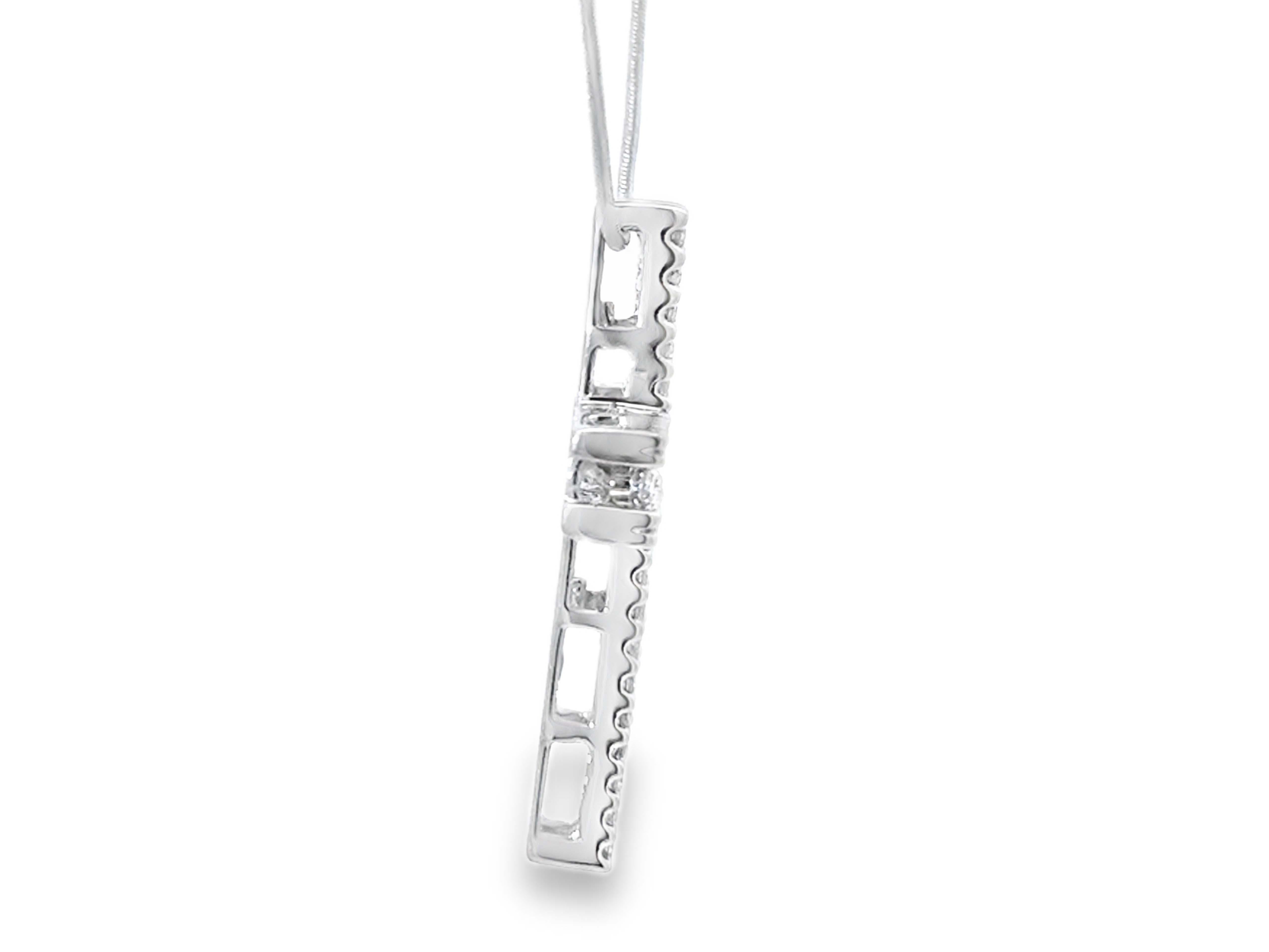 Collana con croce di diamanti in oro bianco 18k In condizioni ottime in vendita a Honolulu, HI