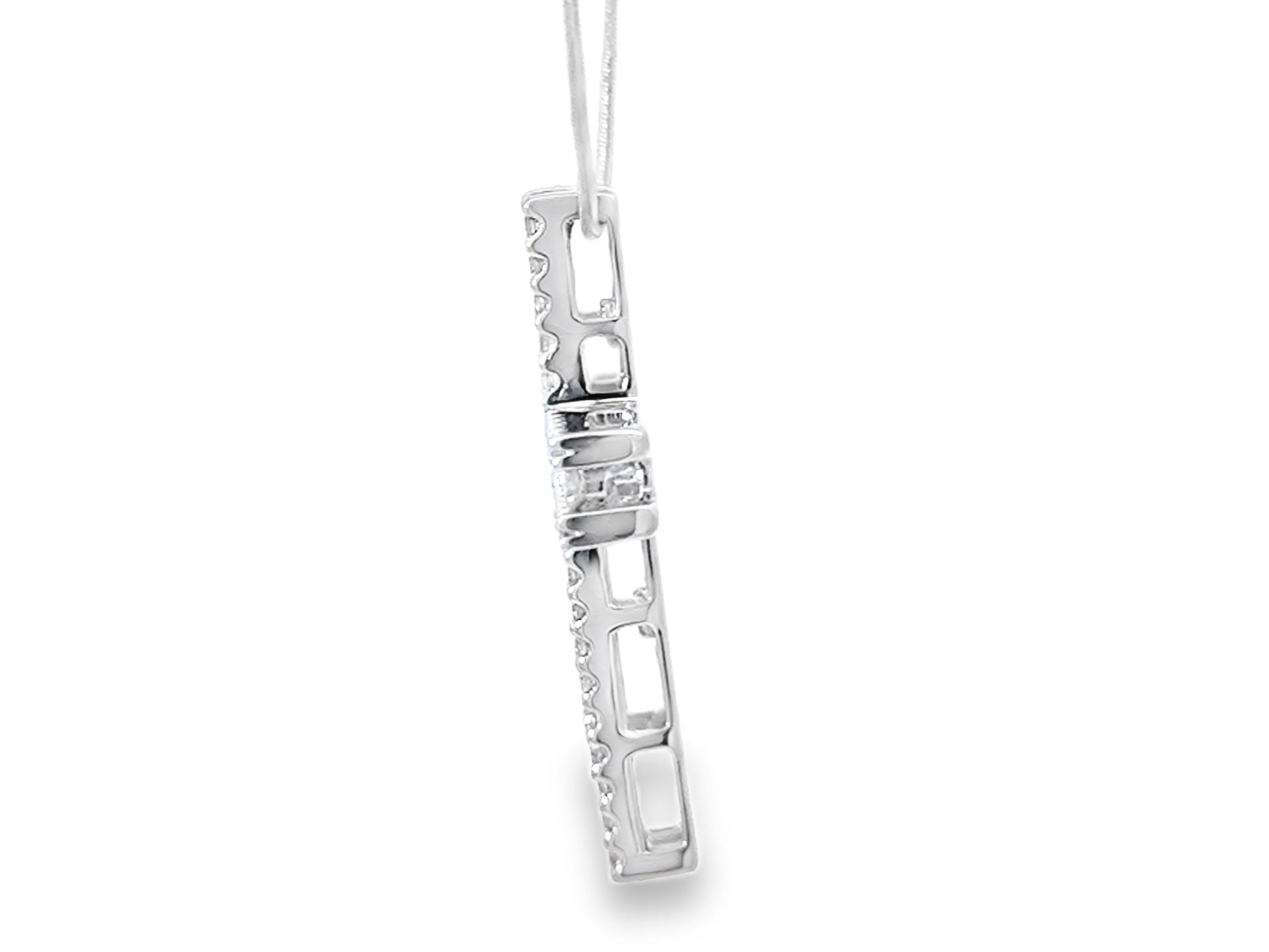 Donna Collana con croce di diamanti in oro bianco 18k in vendita
