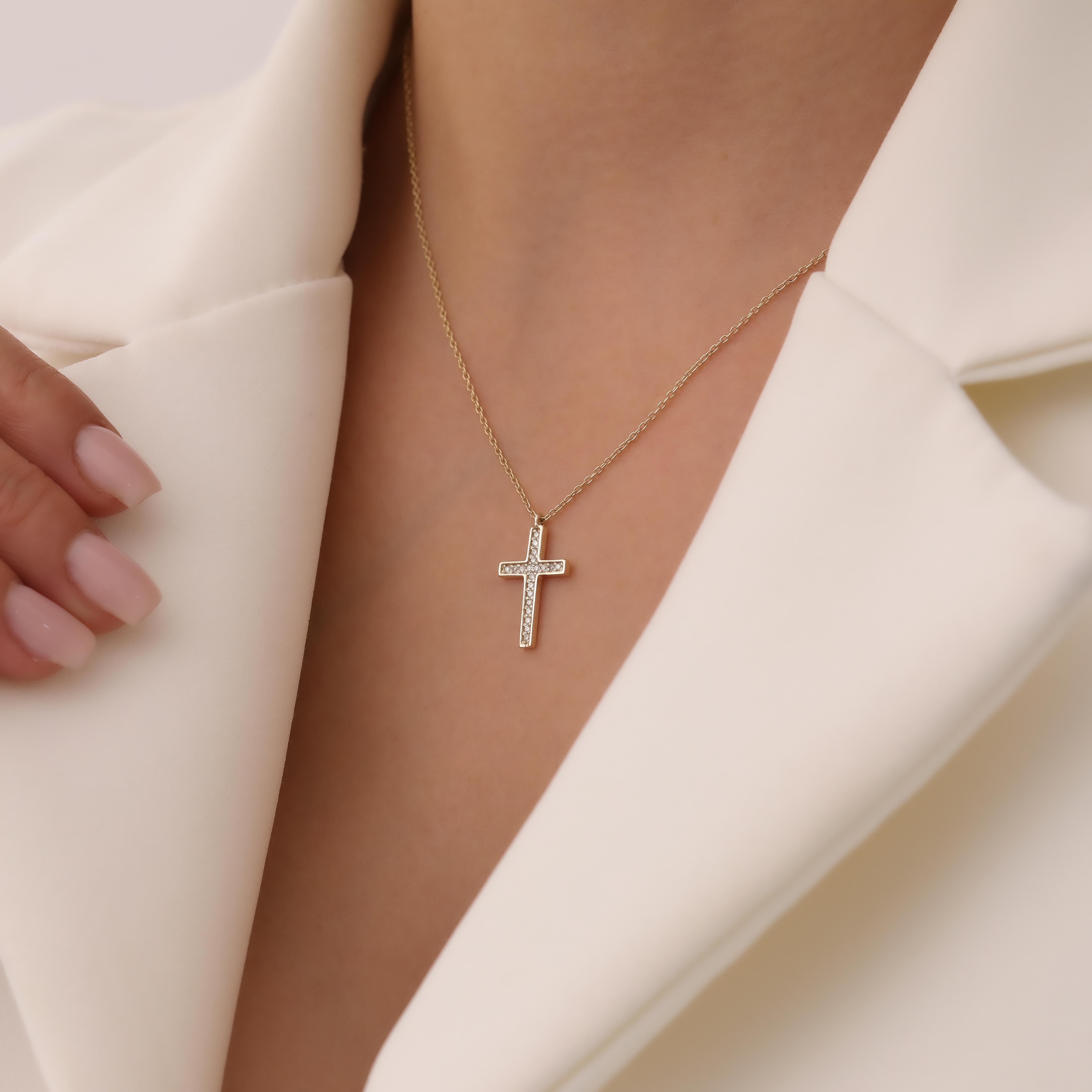 Taglio rotondo Collana con croce di diamanti in vendita