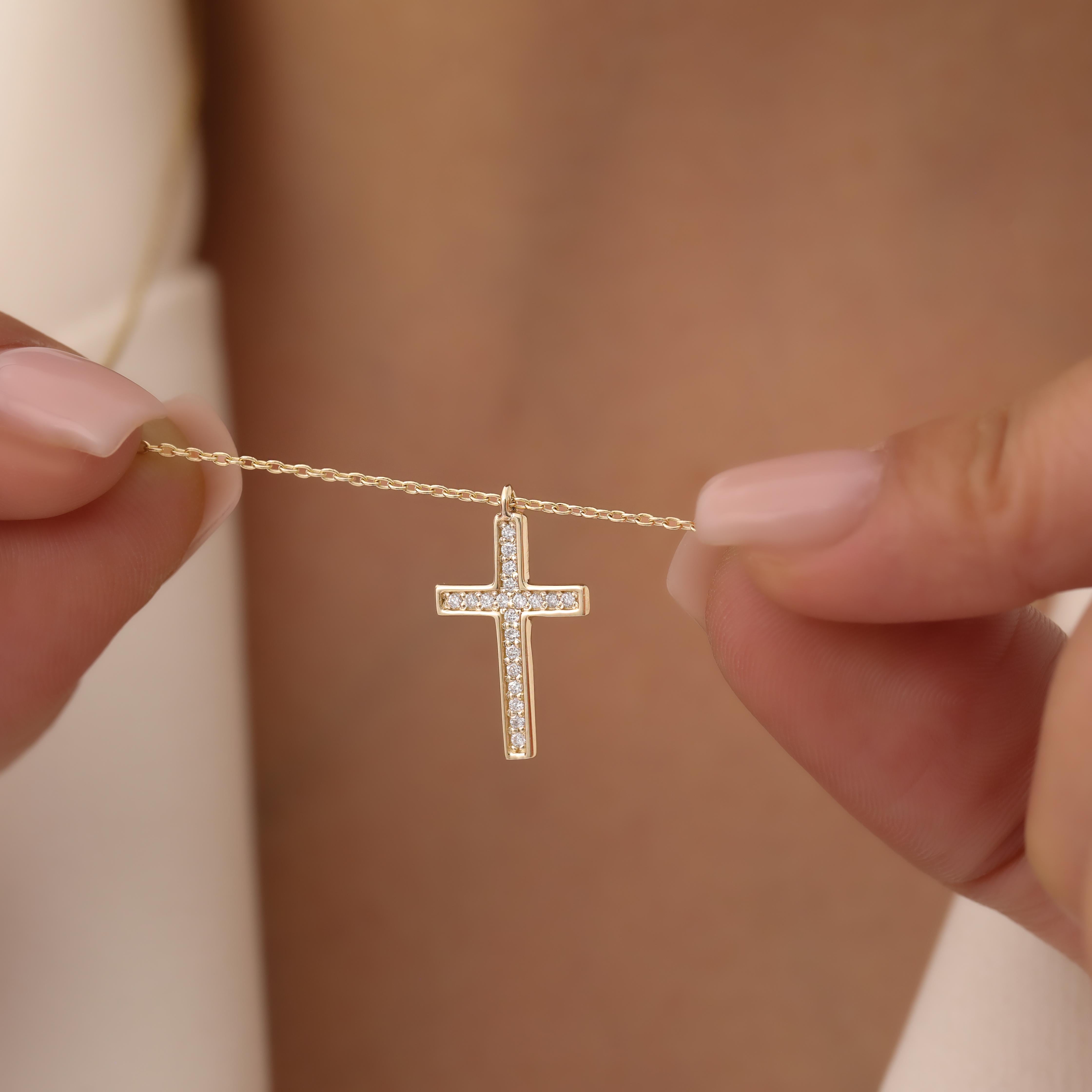 Donna Collana con croce di diamanti in vendita