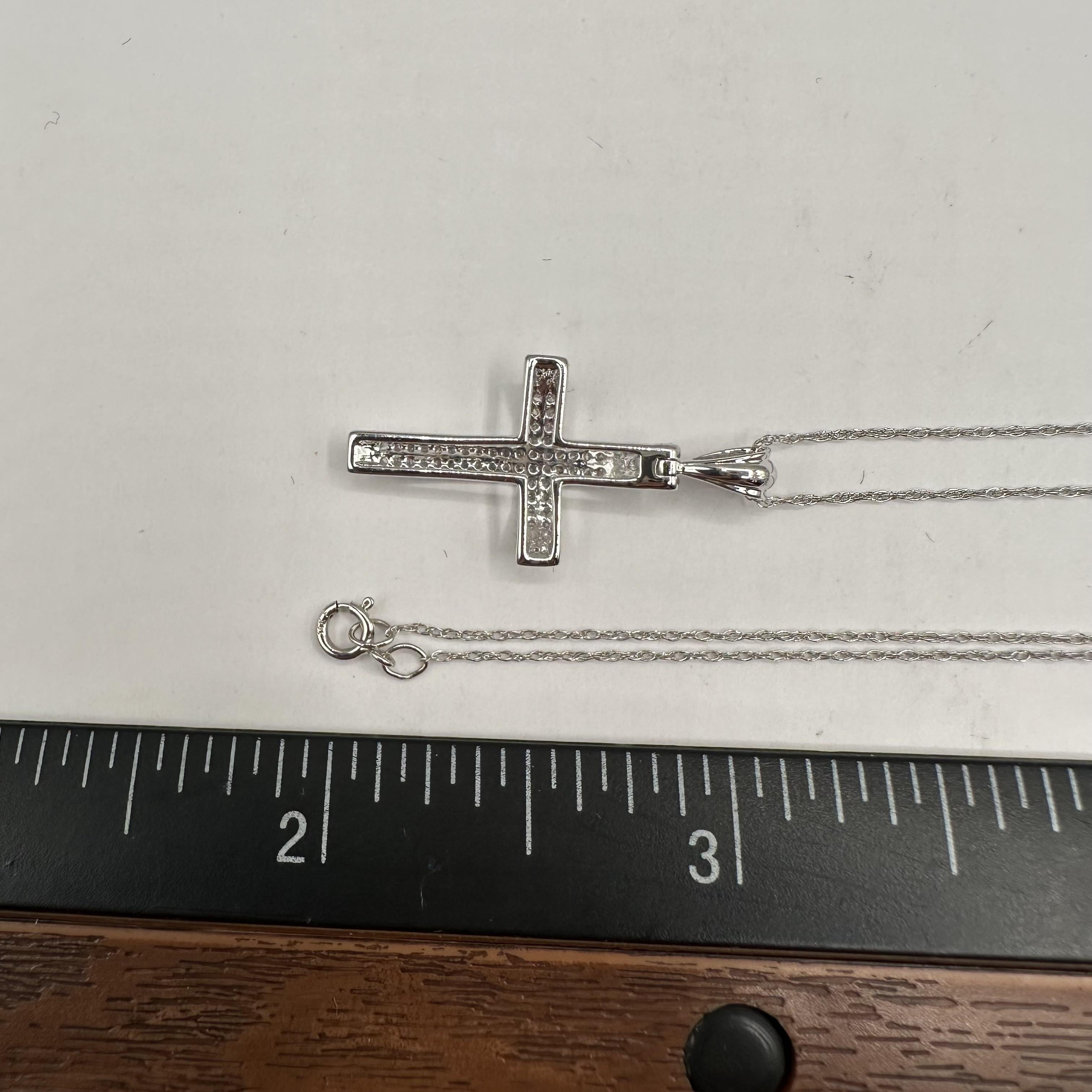 Collier croix en or blanc 14kt - 0.12ctw HI I1 Diamants, 18