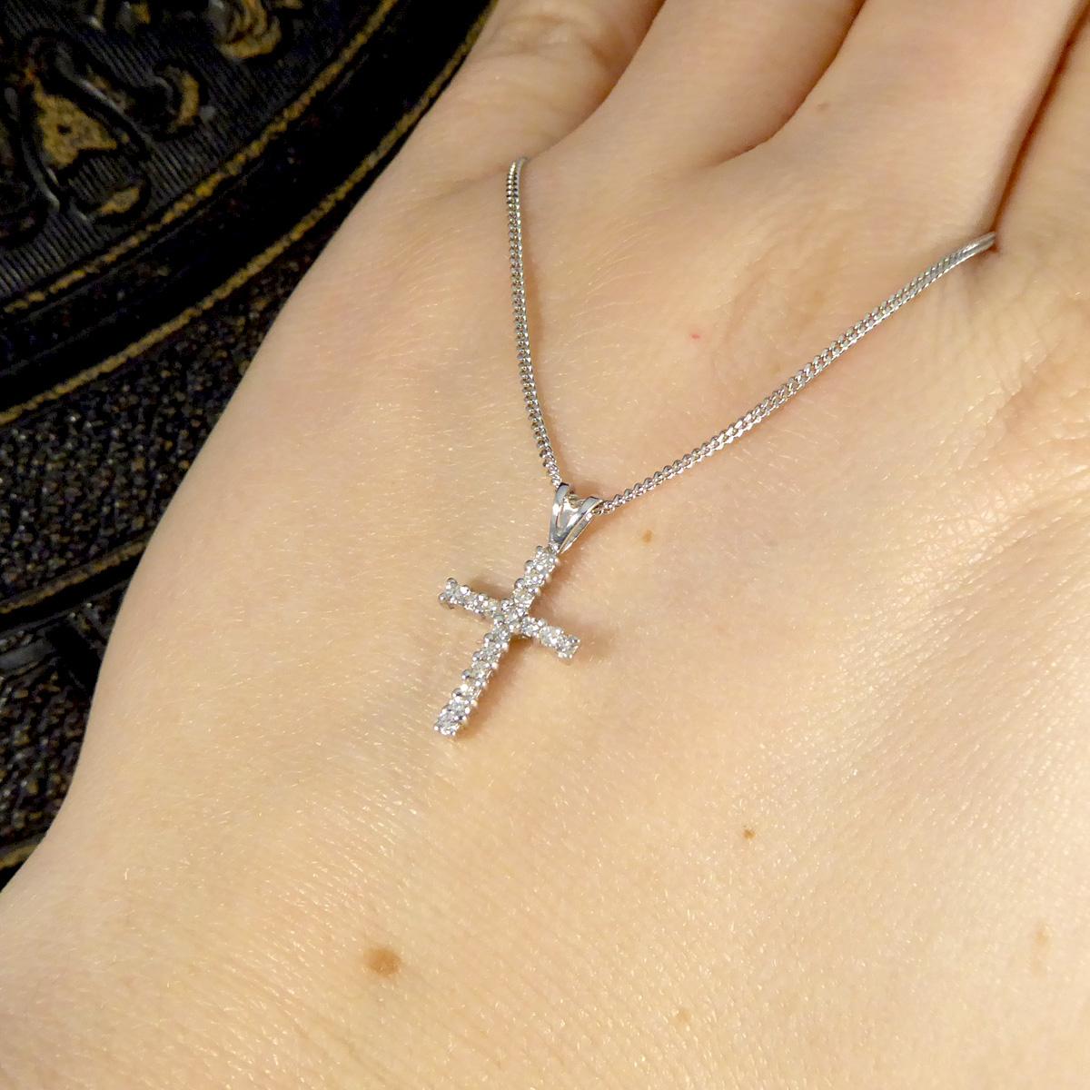 Diamond Cross Necklace in 18ct White Gold on 16inch 18ct White Gold Chain In Good Condition In Yorkshire, West Yorkshire