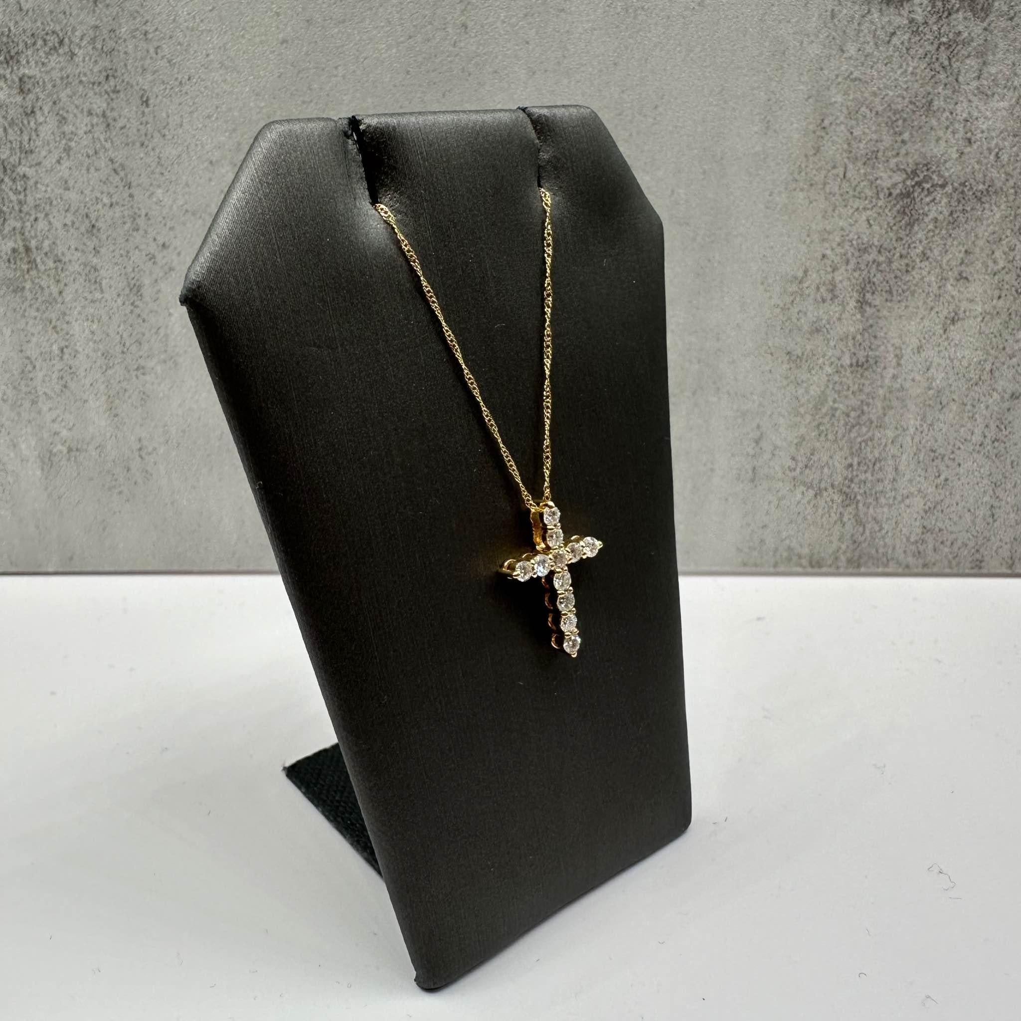 Diese wunderschöne Diamant-Kreuz-Halskette aus 18-karätigem Gelbgold ist mit 0,55 ct natürlichen, augenreinen runden Diamanten des Typs GH SI2-I1 besetzt, die dem klassischen Kreuzdesign ein atemberaubendes Funkeln verleihen. Mit einer Länge von 18