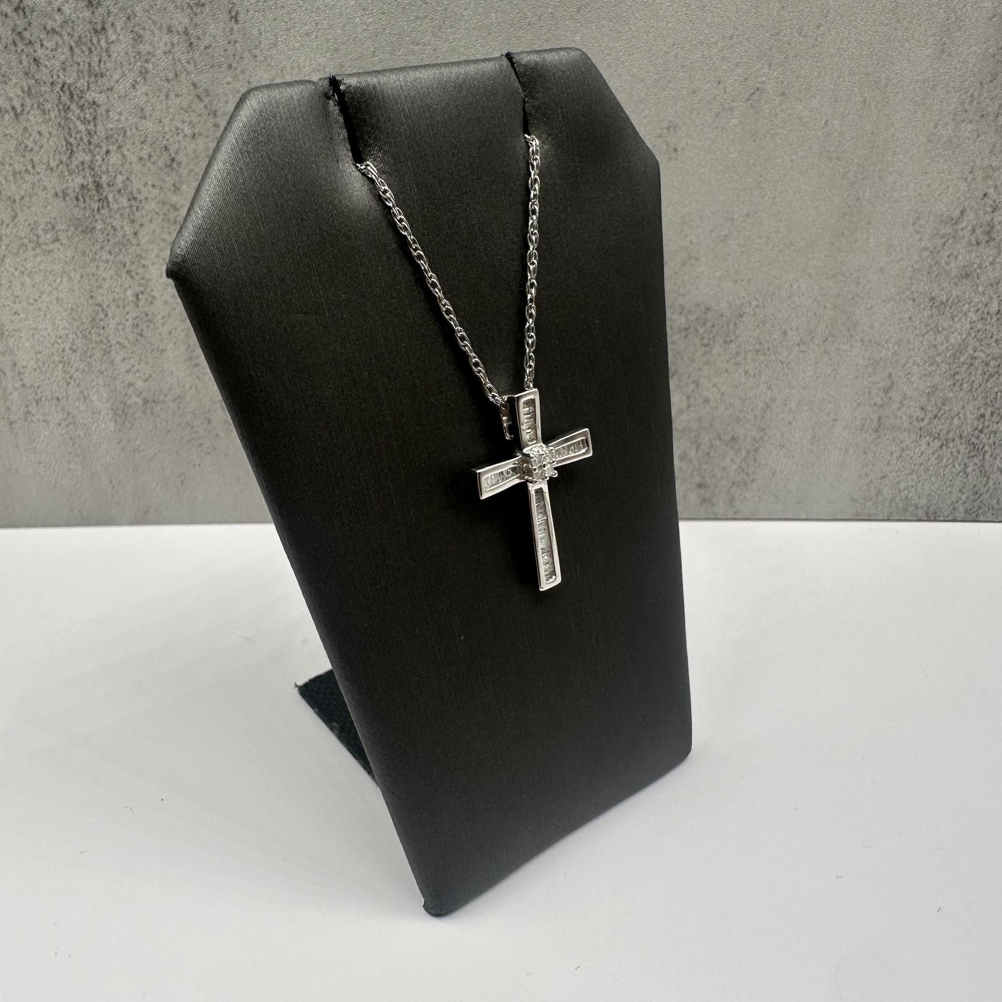Cet élégant collier croix en diamant en argent sterling est orné de 0,40ctw de diamants baguettes et ronds de qualité naturelle I, I, créant ainsi un design étincelant et intemporel. Mesurant 18 pouces de long et doté d'un fermoir à anneau à