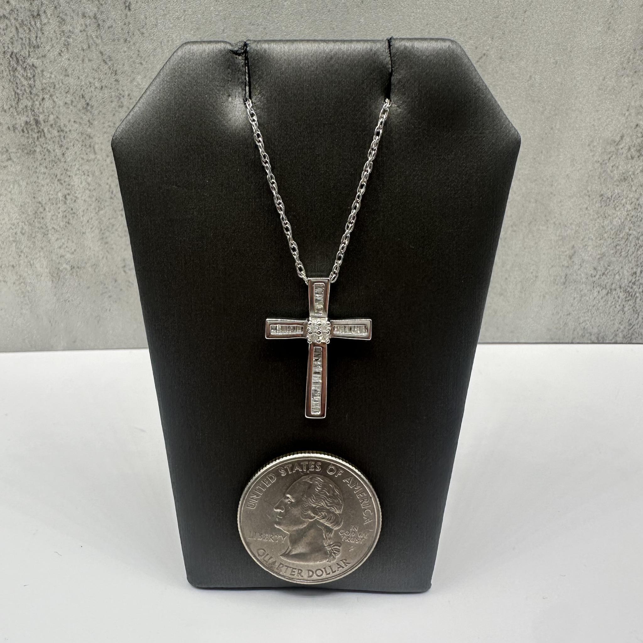 Collier croix en diamant en argent - 0.40ctw, 18