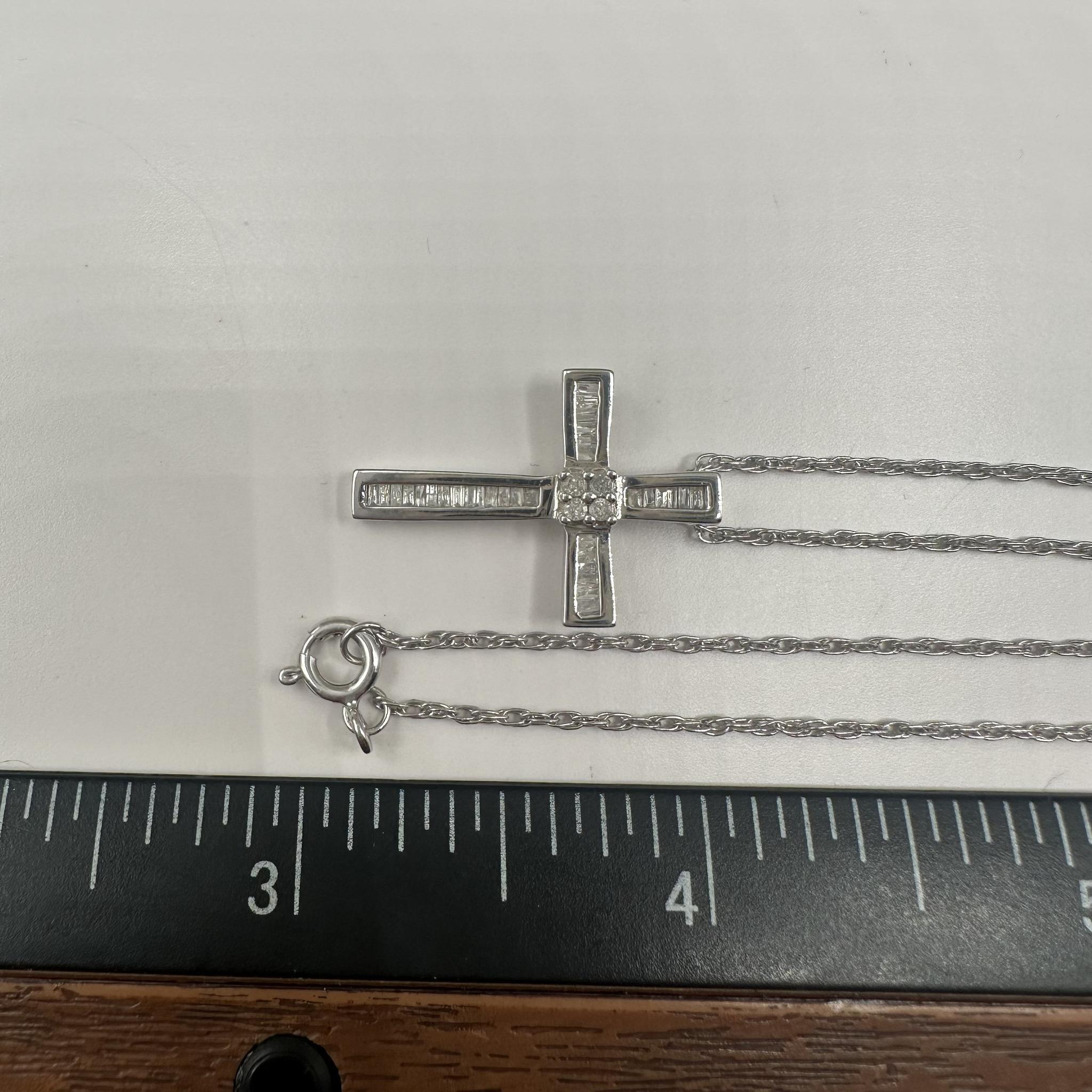 Collier croix en diamant en argent - 0.40ctw, 18