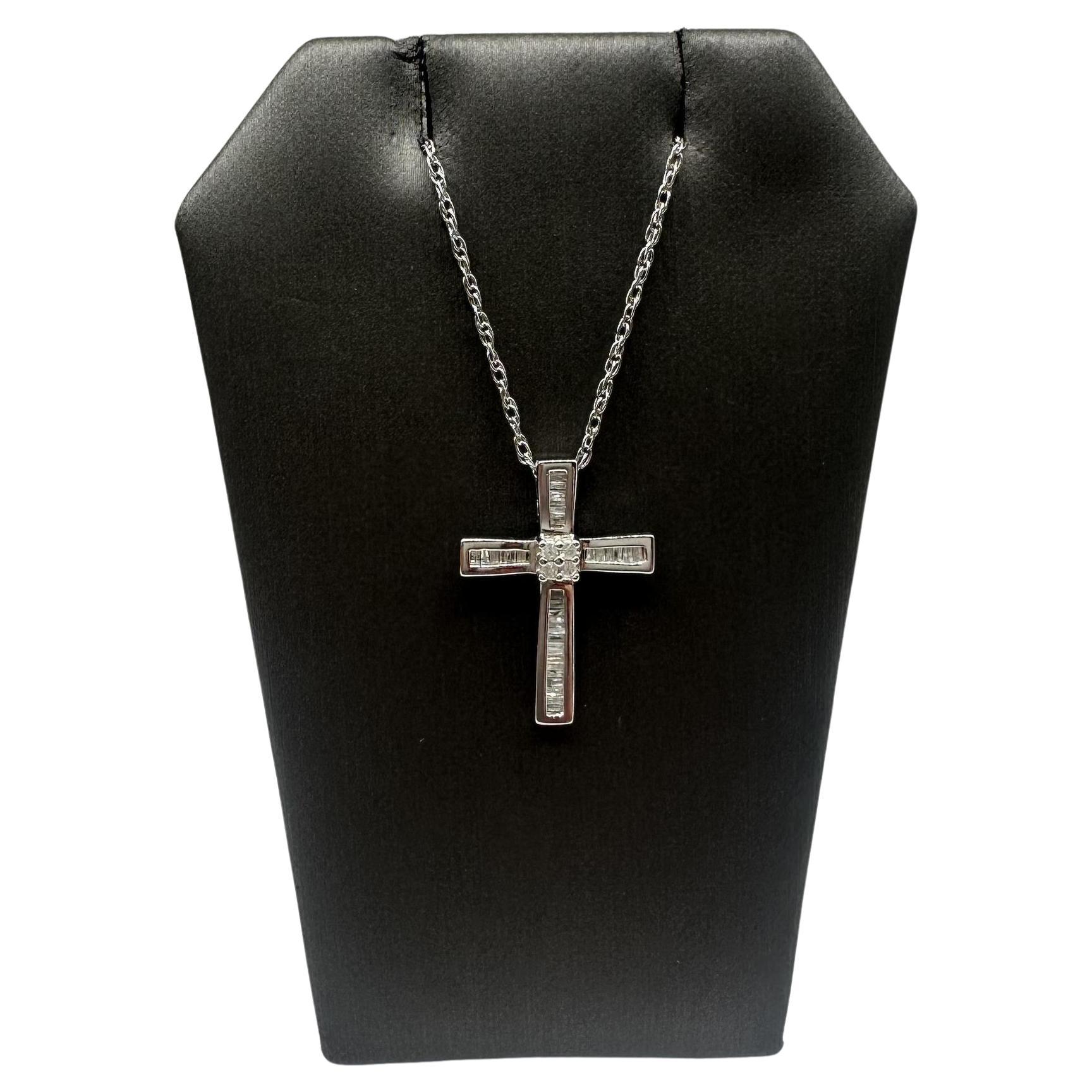 Collier croix en diamant en argent - 0.40ctw, 18", Baguette et rond, New en vente