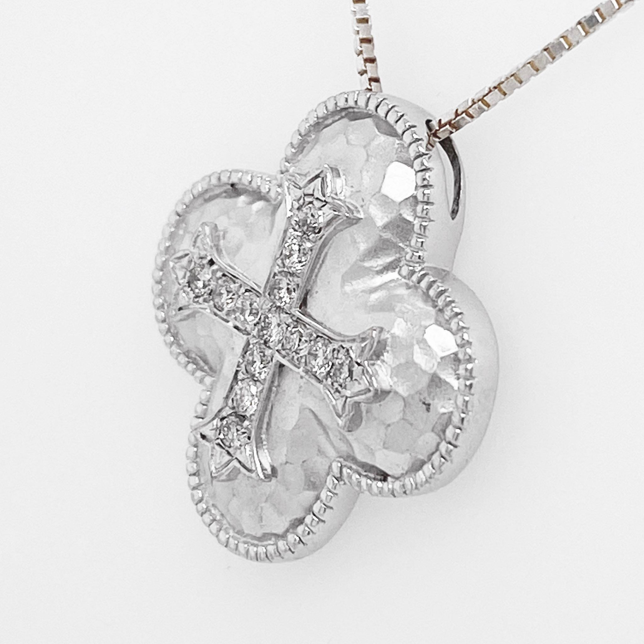 Diamant-Kreuz-Halskette mit gehämmertem Diamant-Kreuz-Anhänger und Kette, Sterling (Moderne) im Angebot