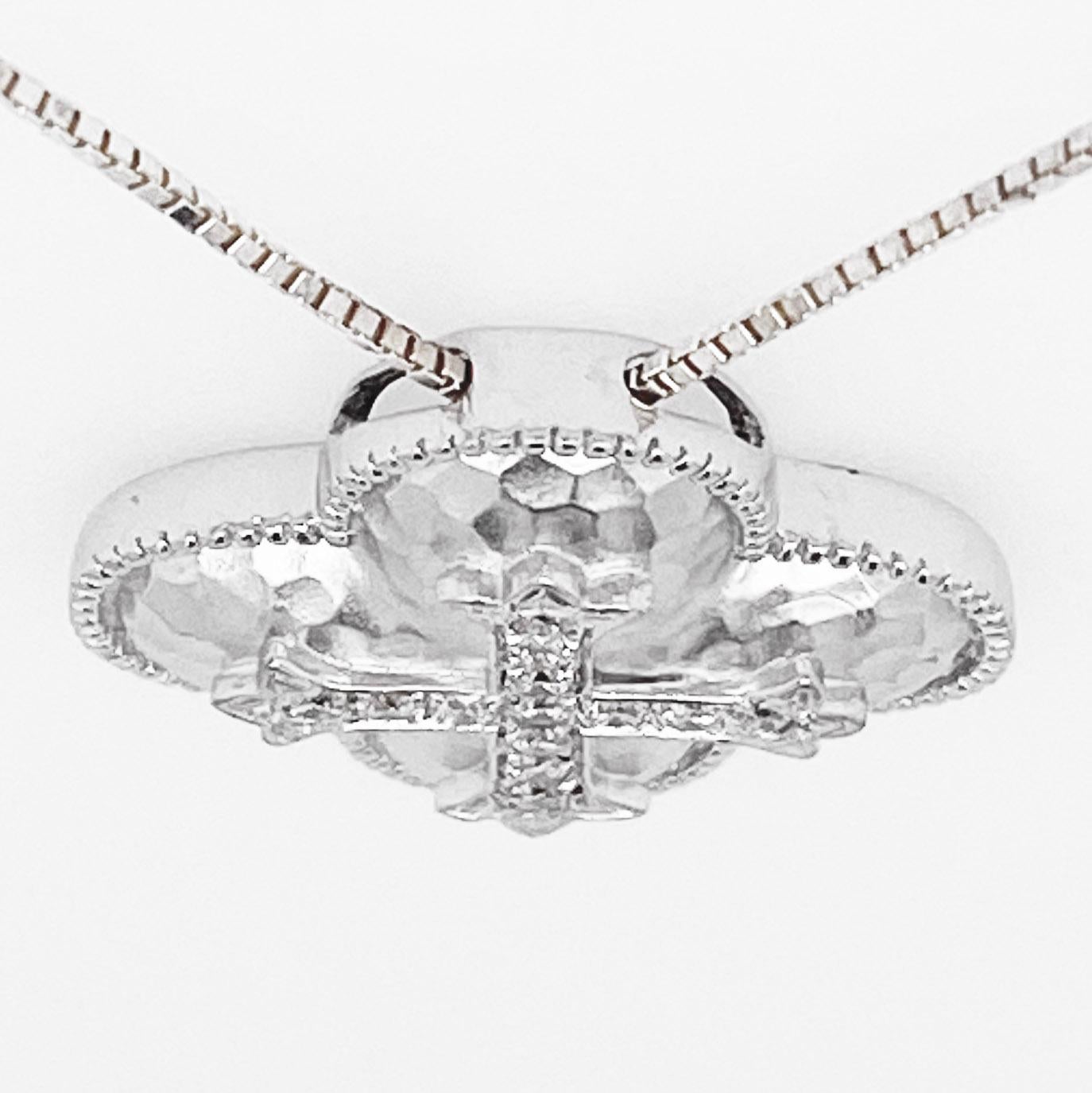 Diamant-Kreuz-Halskette mit gehämmertem Diamant-Kreuz-Anhänger und Kette, Sterling (Rundschliff) im Angebot