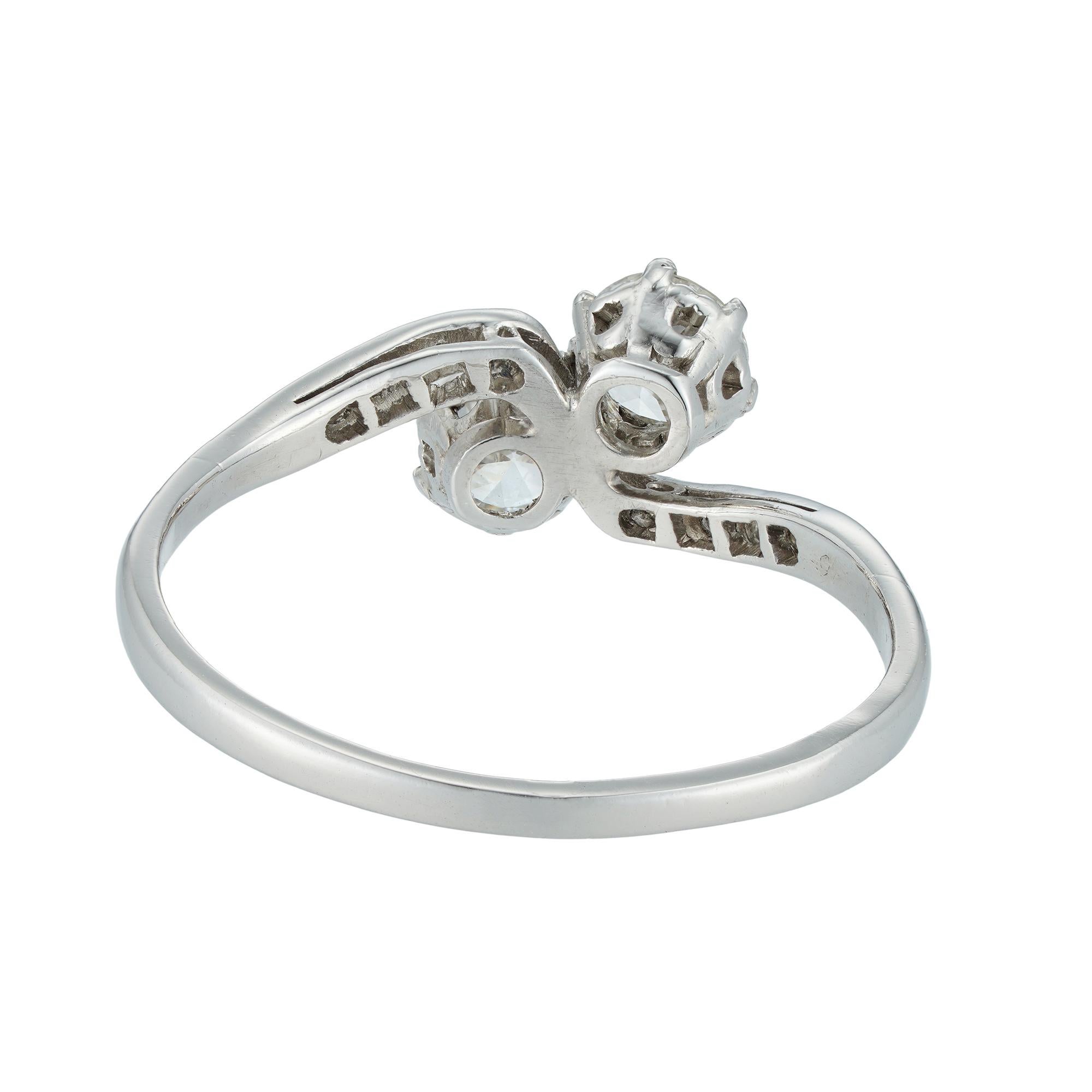 Taille brillant Bague en forme de croix avec diamants en vente