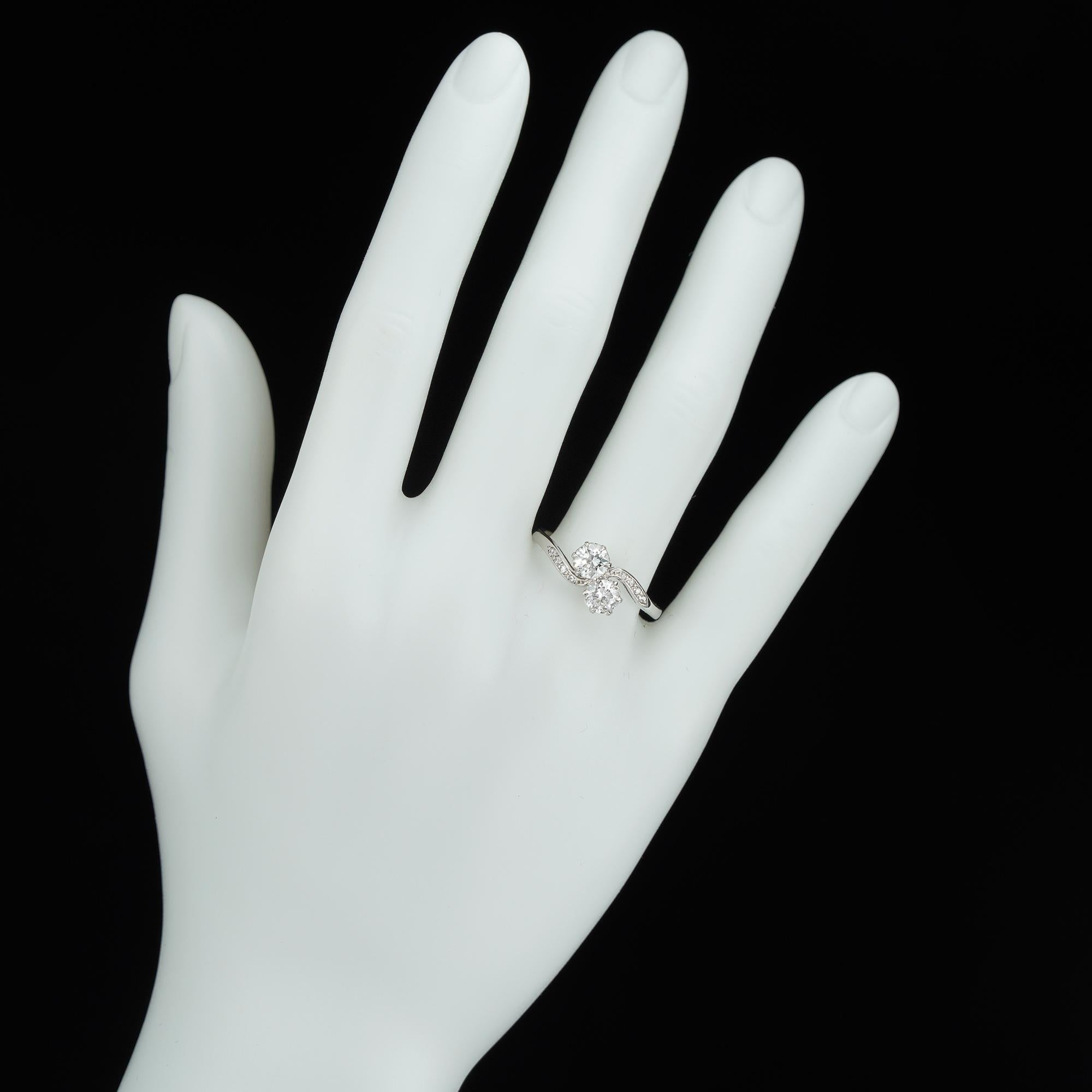 Bague en forme de croix avec diamants Unisexe en vente