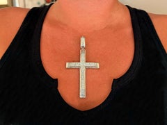 Pendentif croix diamantée en or blanc 14K