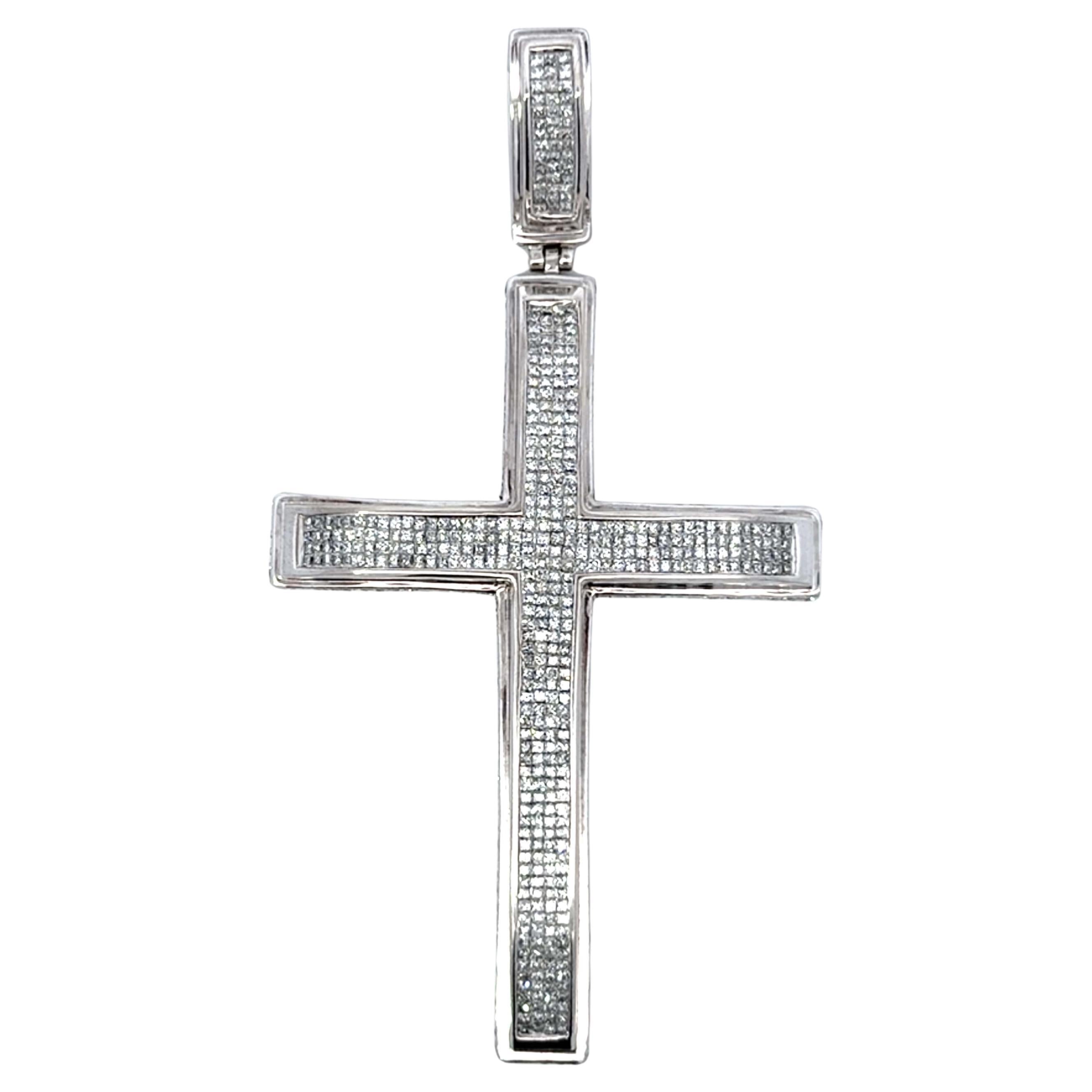 Ciondolo con croce di diamanti in oro bianco 14K in vendita