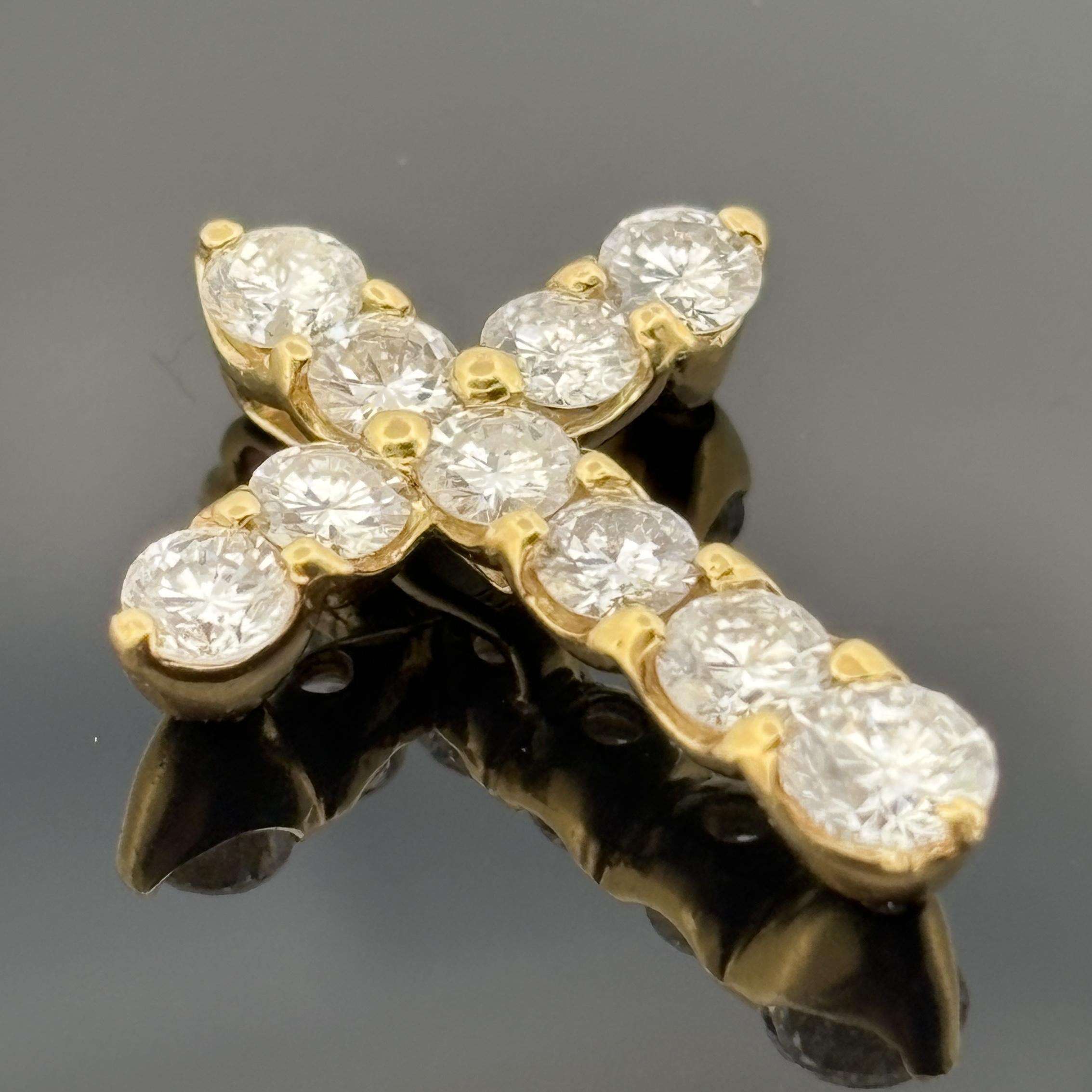 Diamanti: Dieci diamanti rotondi a taglio brillante per un totale di circa 1,50 carati, di colore G/H e purezza SI2.
Metallo: oro giallo 18 carati, timbrato e testato
Misure: 7/8 pollici di lunghezza x 11/16 pollici di larghezza
Peso: 2.4