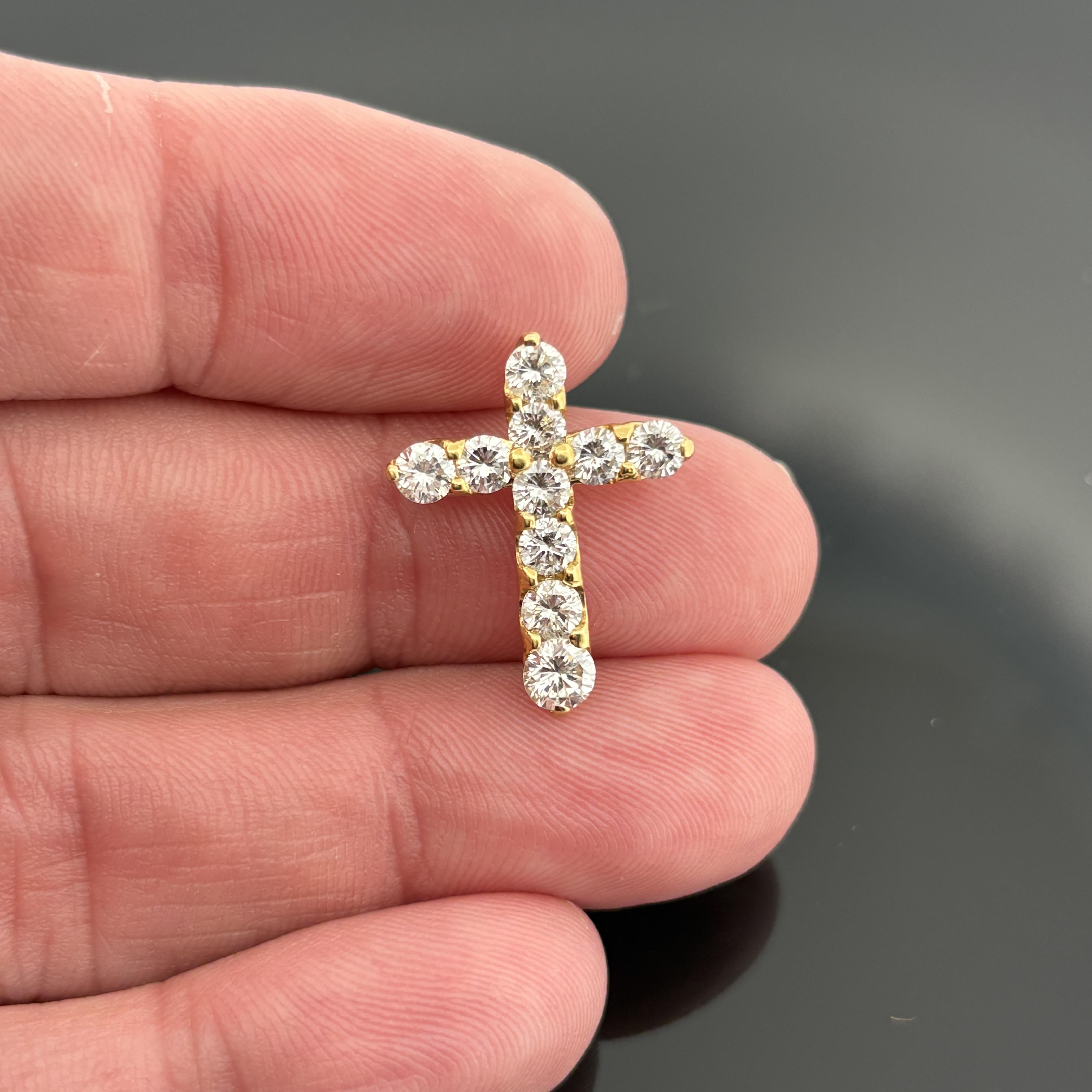 Ciondolo con croce di diamanti da 1,50 carati  oro giallo 18k in vendita 2