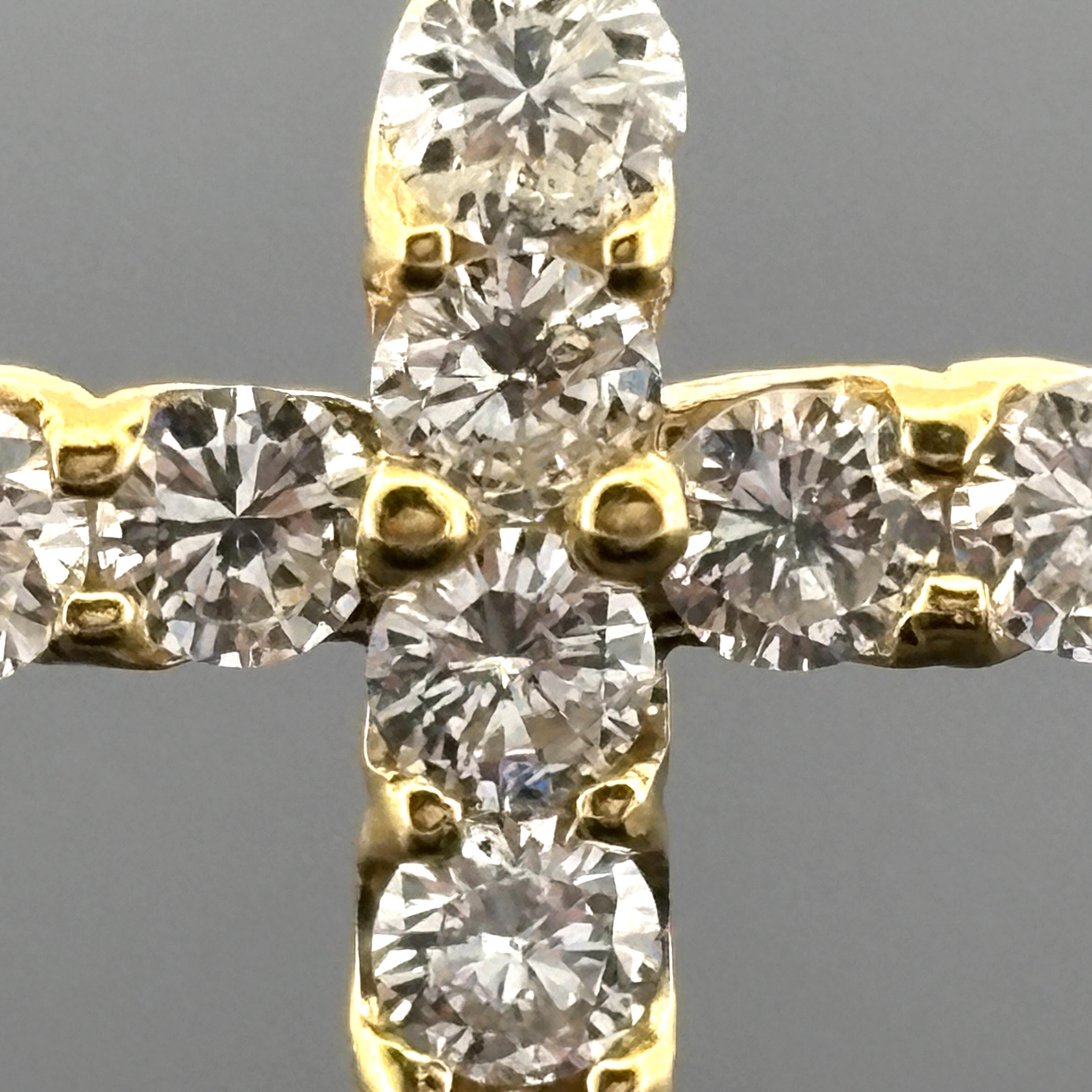 Ciondolo con croce di diamanti da 1,50 carati  oro giallo 18k in vendita 3