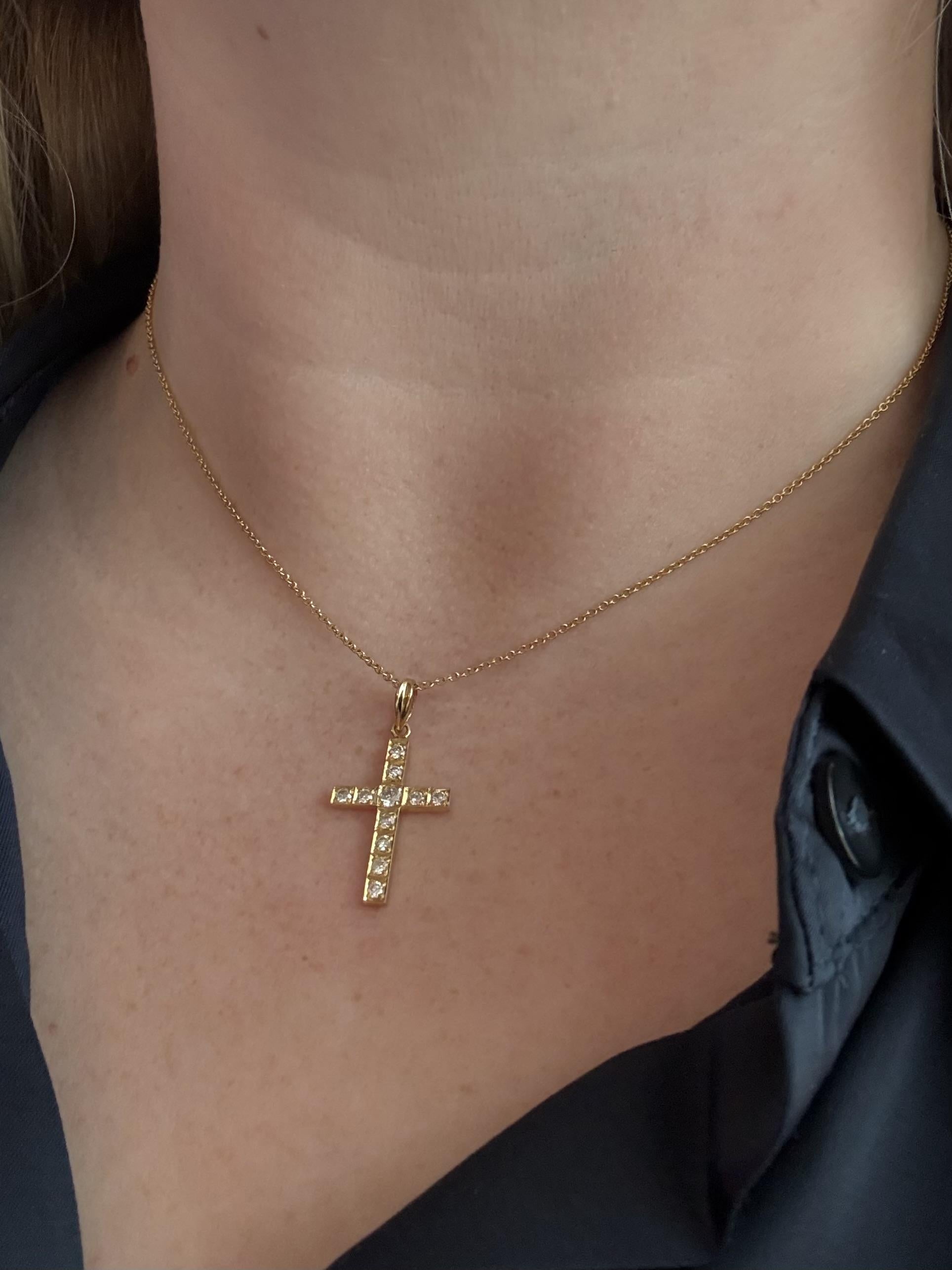 Wir sind begeistert von dieser Vintage-Schönheit!

Anhänger Details
MATERIAL: 18K Gelbgold
Länge des Anhängers: 1 1/8 Zoll
Breite des Anhängers: 5/8 Zoll
Gewicht: 1.5 Gramm

Akzentuiert durch die folgenden
1 - 2,5 mm runder Diamant im