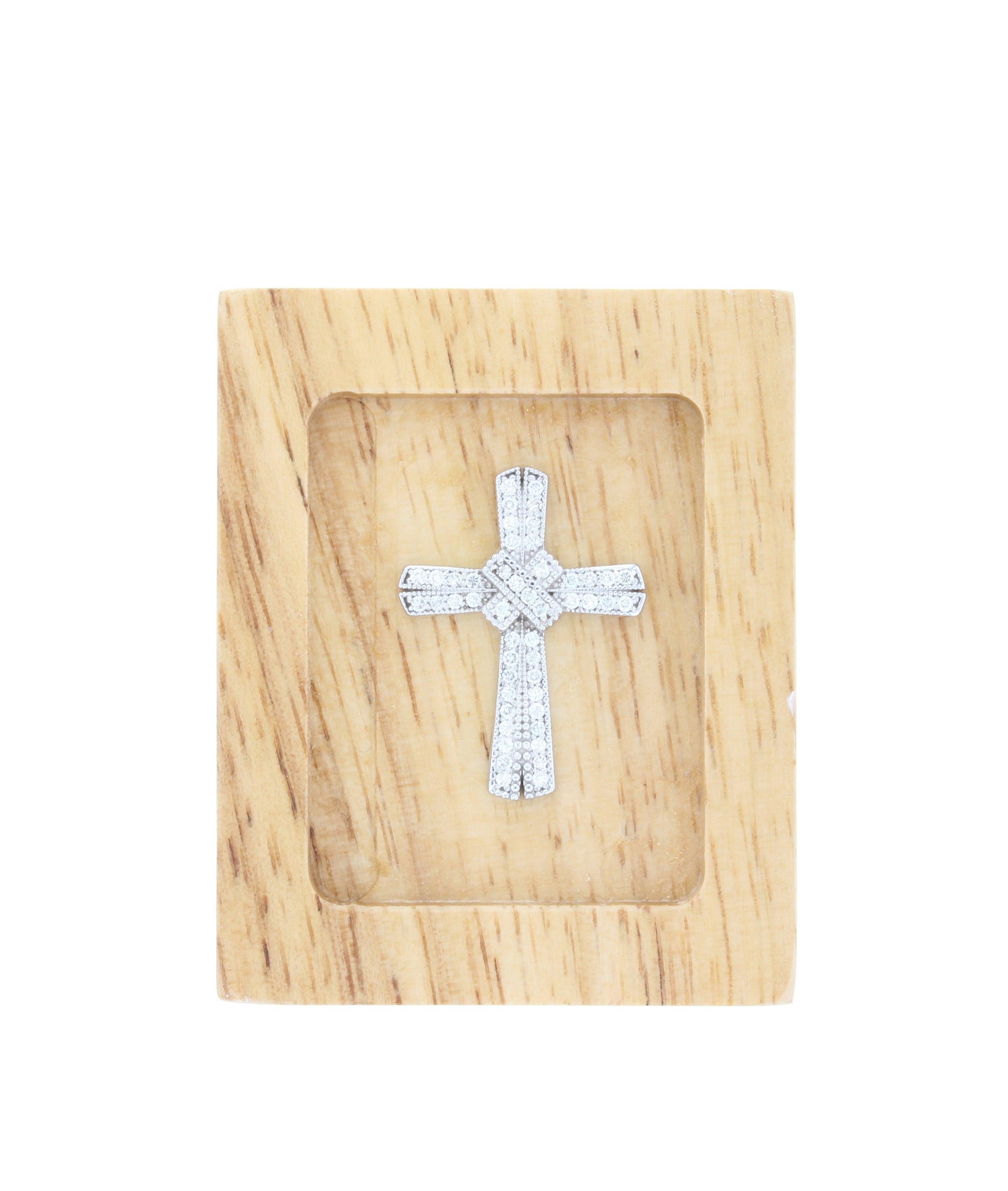 Taglio rotondo Ciondolo a forma di croce con diamante da .68cttw in oro bianco 14k in vendita