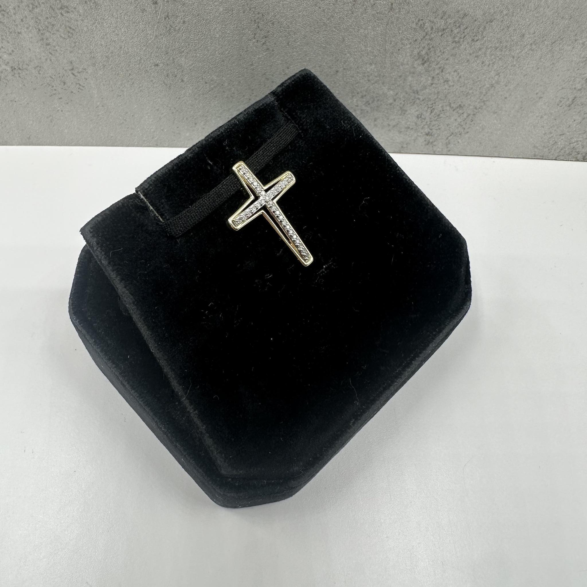 Cet élégant pendentif croix en diamant en or jaune 10kt présente un poids total de 0,12 carats de diamants ronds de taille unique naturels HI I1, ajoutant un éclat subtil à un design intemporel. Les griffes sont trempées dans le blanc pour un