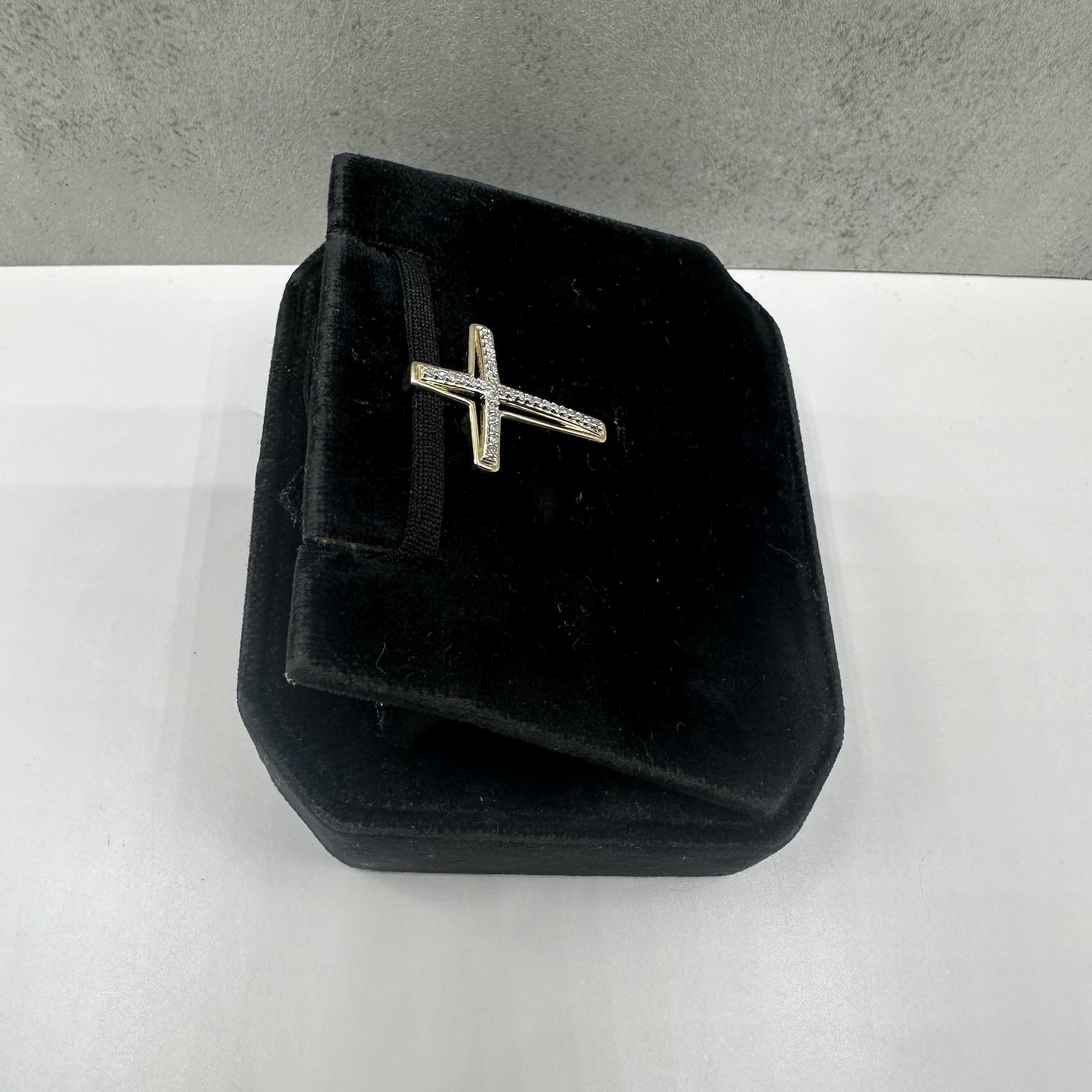 Taille simple Pendentif croix en or jaune 10kt - 0.12ctw, attache cachée, nouveau en vente