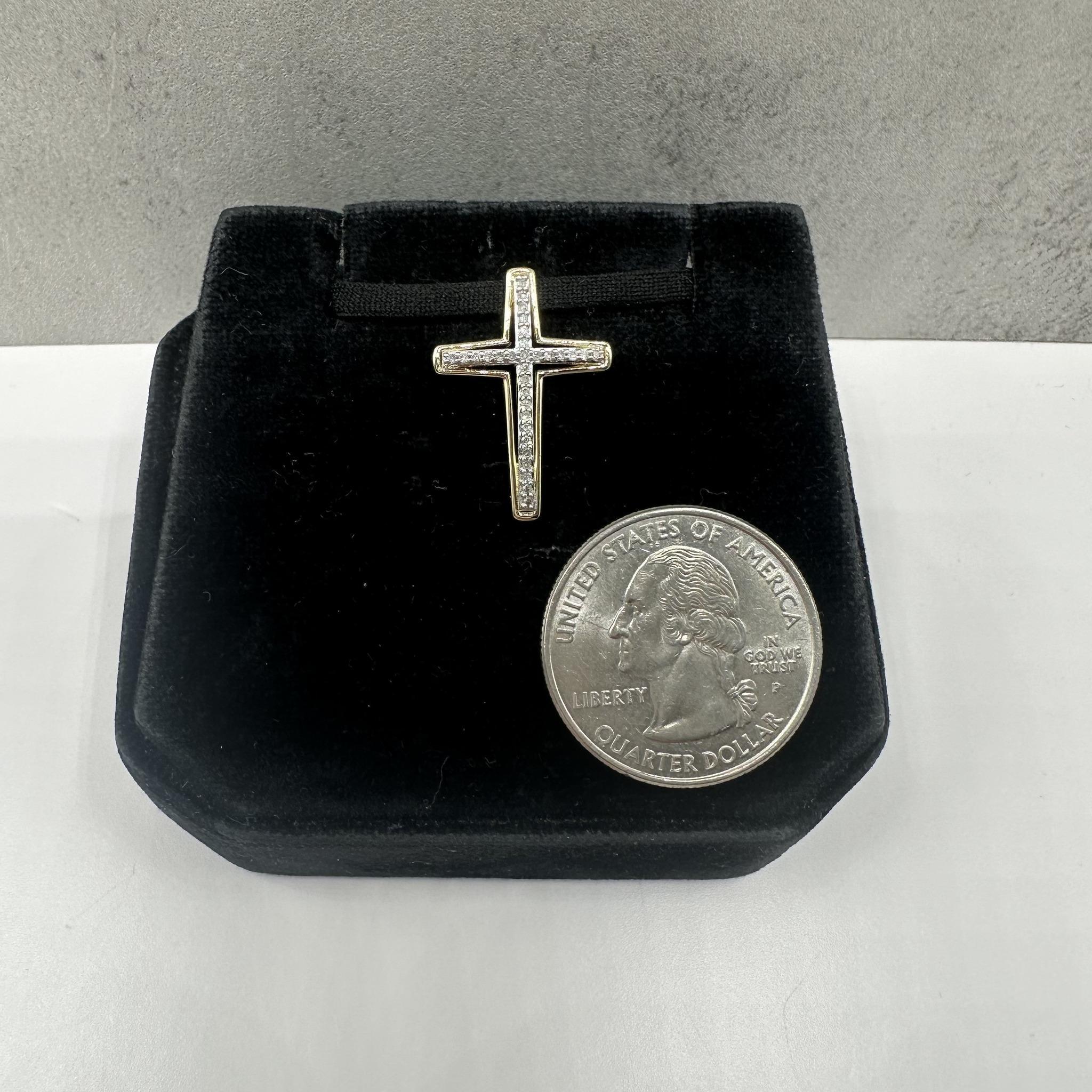 Pendentif croix en or jaune 10kt - 0.12ctw, attache cachée, nouveau Neuf - En vente à West Hempstead, NY